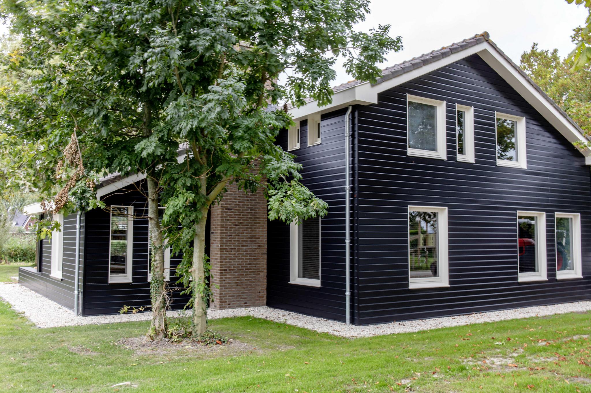 Villa aan 't Wiel is een grote villa vlakbij de zee, met 6 slaapkamers en ruimte voor maar liefst 12 personen. De villa is uitermate geschikt voor een heerlijke vakantie met familie en vrienden.