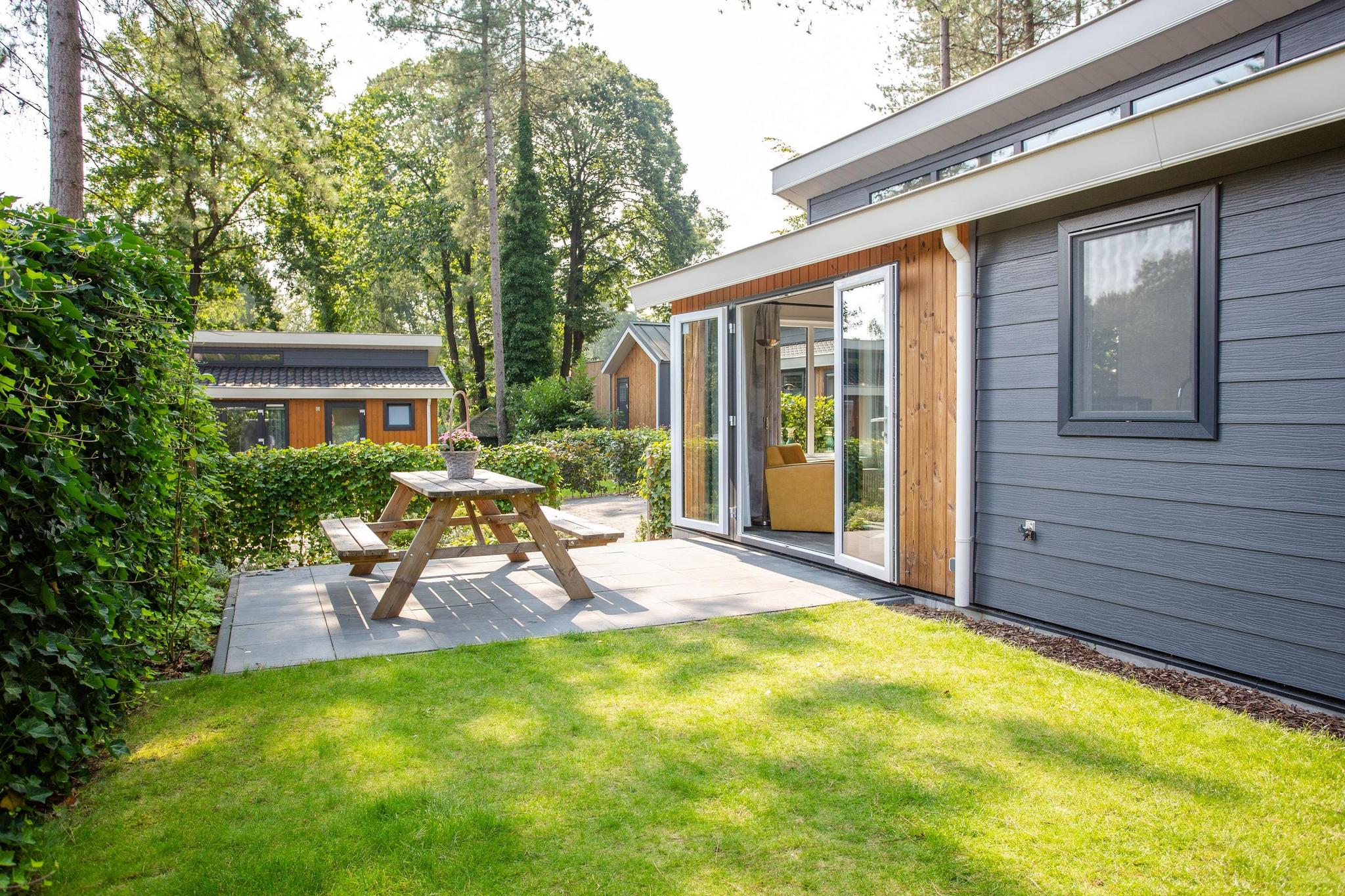 Angenehme Atmosphäre, gemütliches Mobiliar und ein offener Pavillon mit Lounge-Set! Schön, diese Bos Lodge!