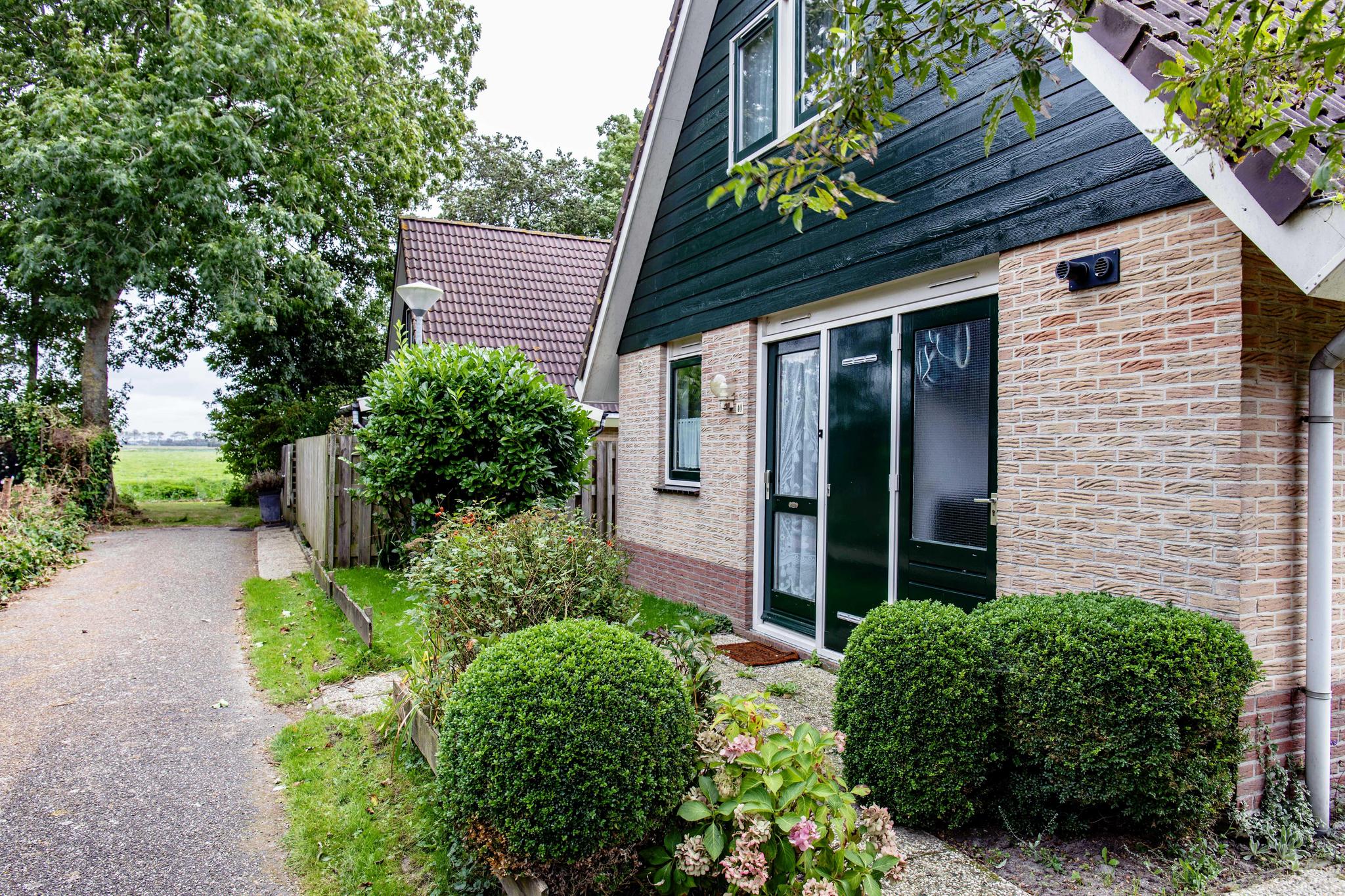 Vrijstaande bungalow in Noord-Hollandse stijl met ruime tuin
