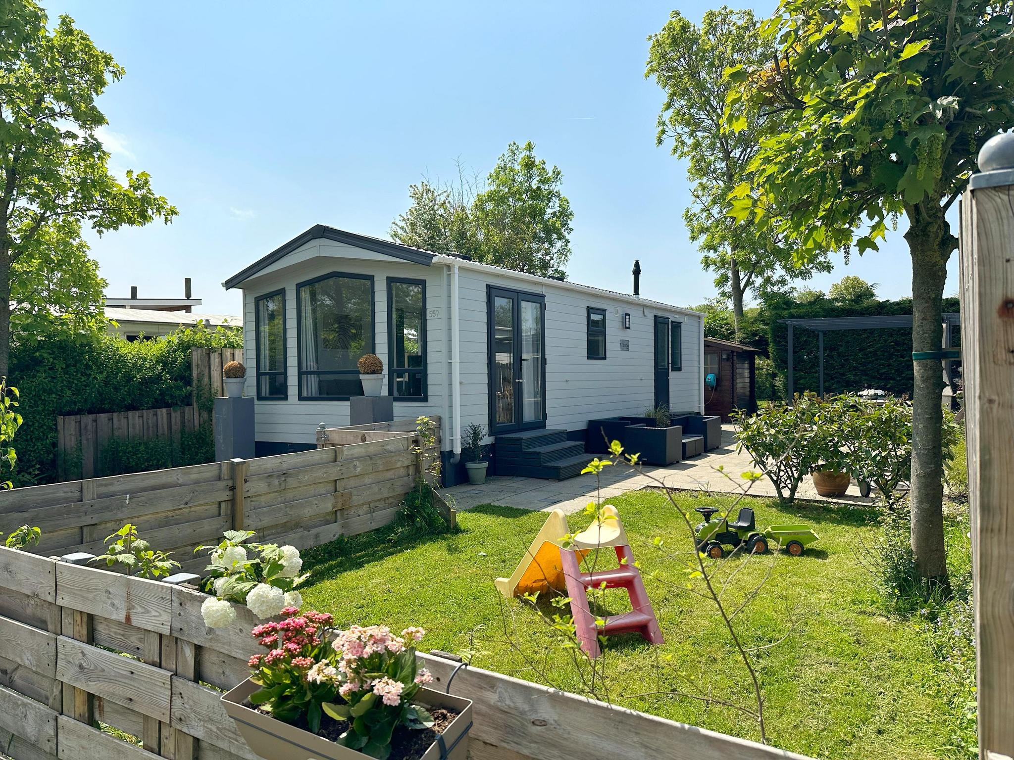 Een mooi en splinternieuw chalet met groot terras, tuin volledig omheind, privé parkeerplaats, CV en gratis WIFI.