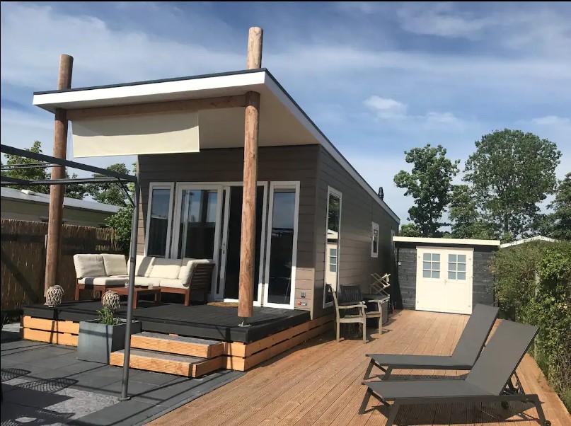 Prachtig modern chalet met een groot terras onder een te gekke luifel.