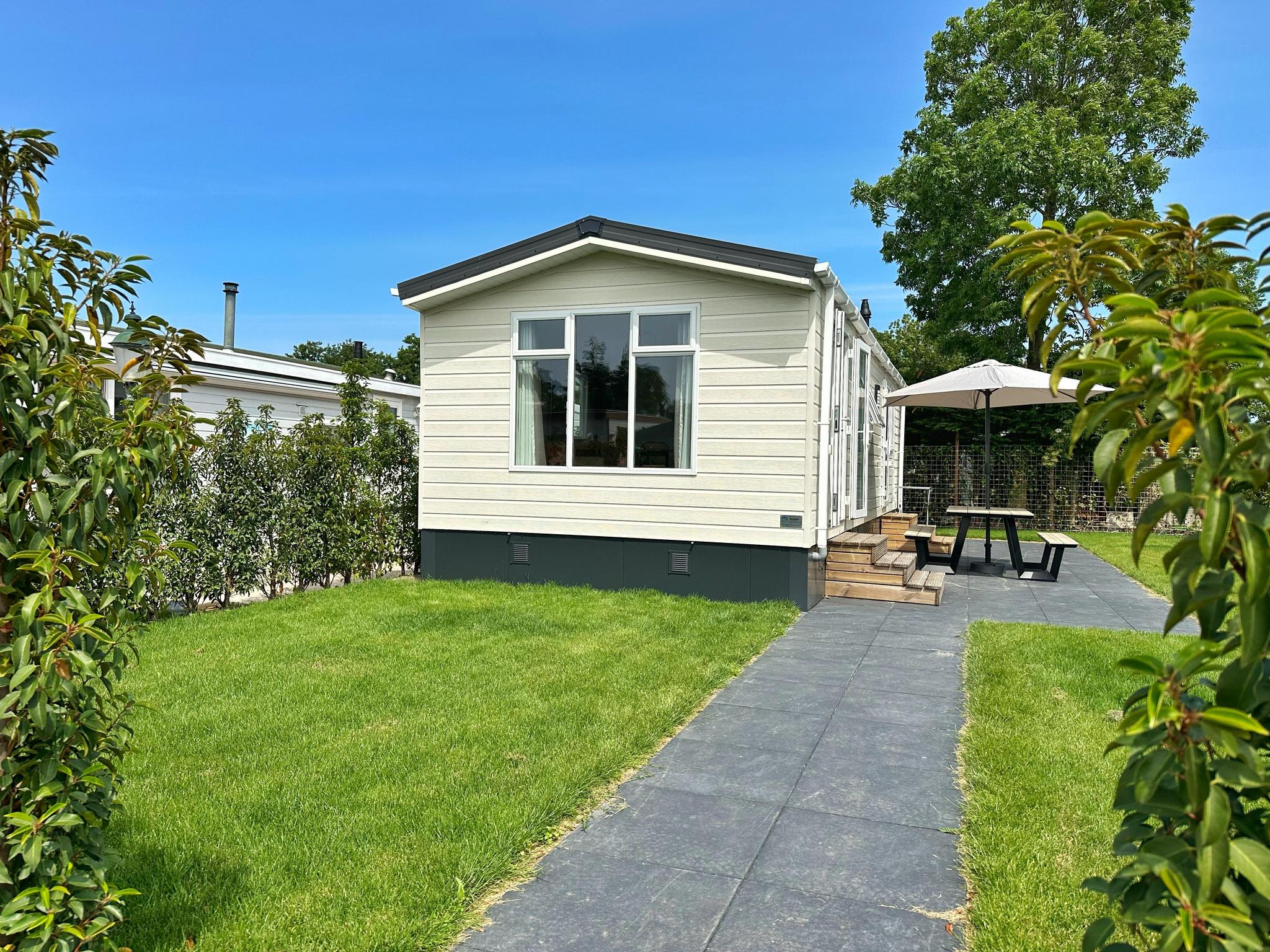 Een splinternieuw chalet, Terras met zonneluifel, erg leuk ingericht en gratis WIFI.