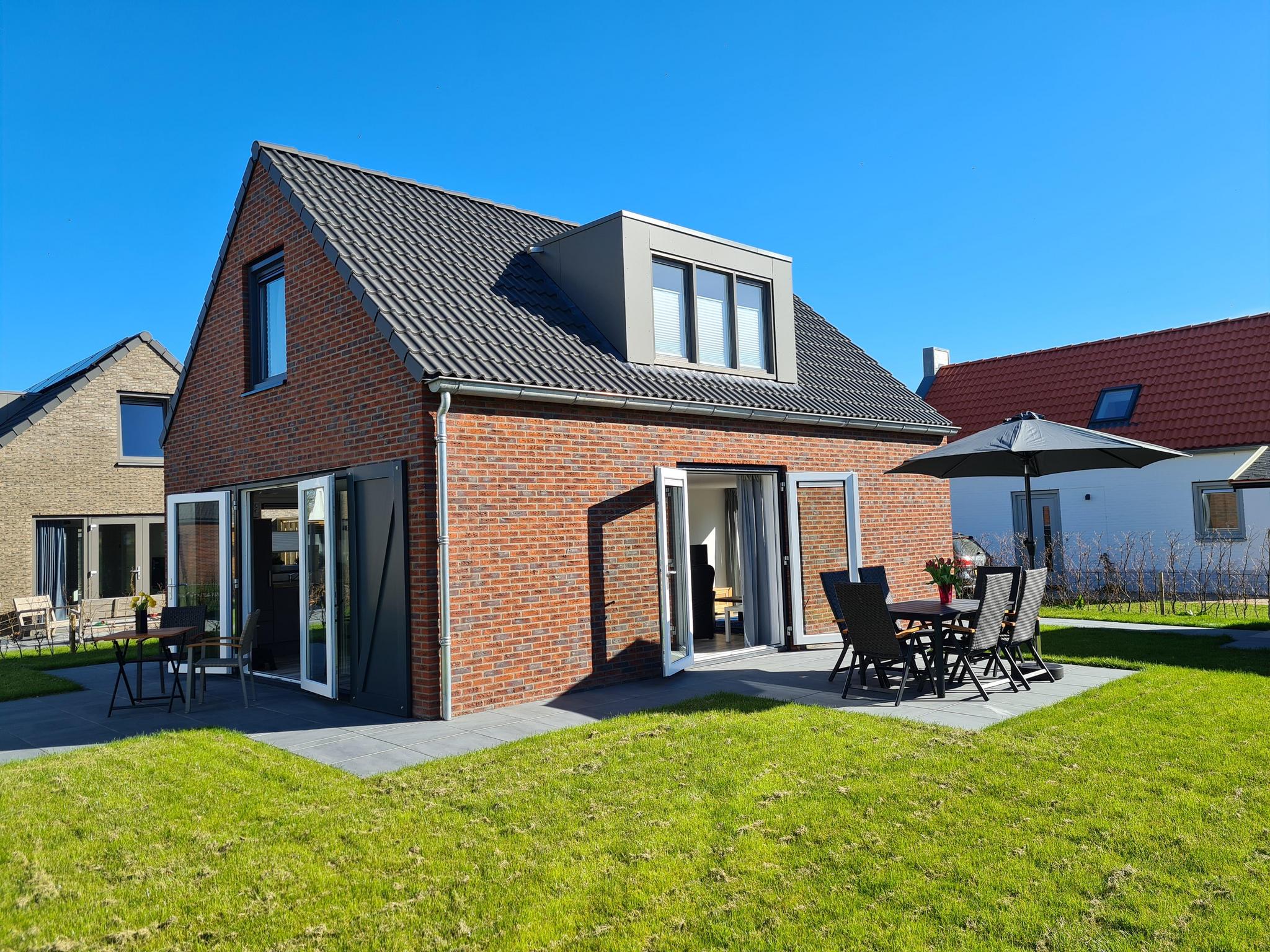 De spilternieuwe bungalow voelt zich natuurlijk helemaal thuis in de natuur, geniet van het luxe buitenleven.