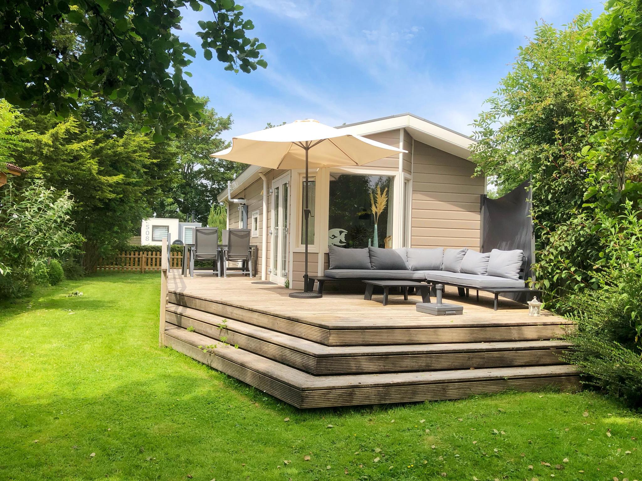 Omgeven door groen en bomen vindt u dit fijne vier persoons chalet. Na een bezoek aan het strand geniet u daarna van alle luxe en comfort van uw vakantiechalet.