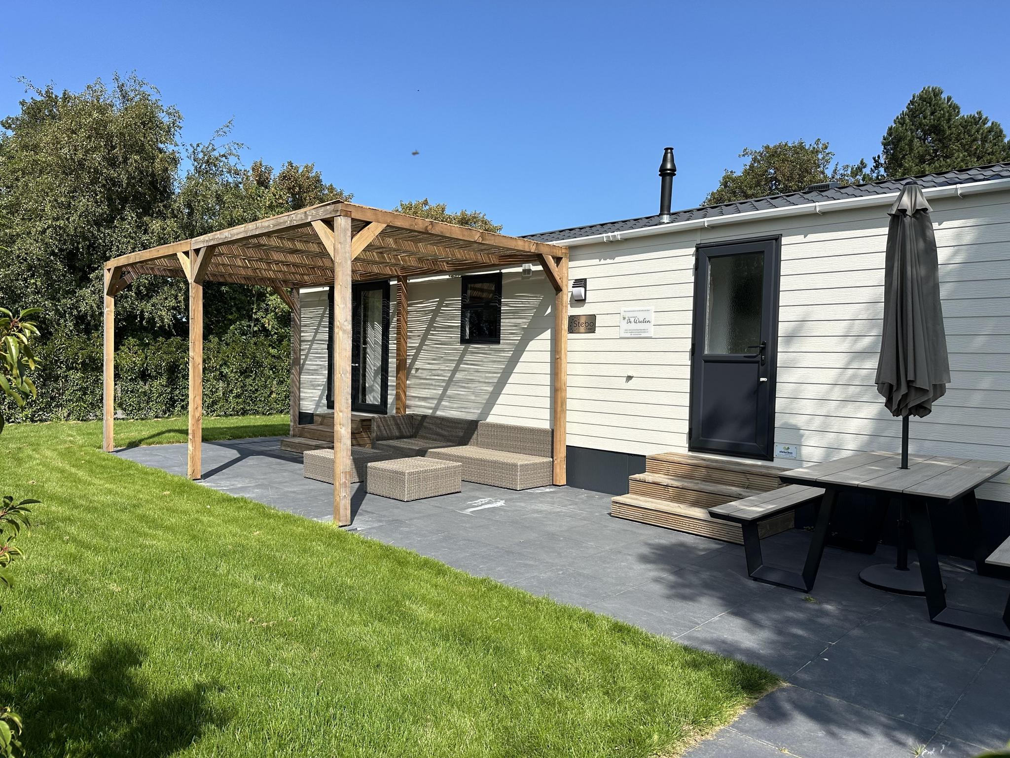 Een hoogwaardig chalet met terras en ruime tuin