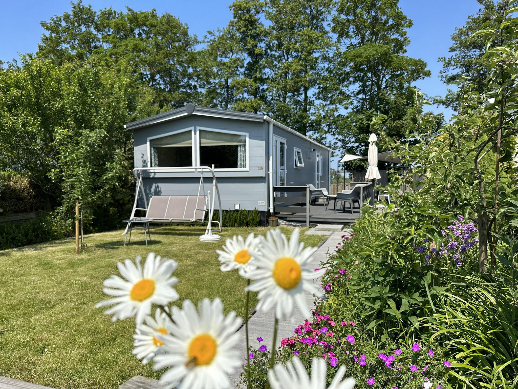 Dit mooie chalet ligt aan de rand van het park met uitzicht op een van de oudste dijken van Nederland: de Valkkogerdijk.