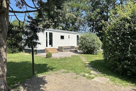 Een splinternieuw chalet op een van de mooiste kavel van het park met eigen parkeerplaats,  gratis WIFI, CV en vaatwasser.