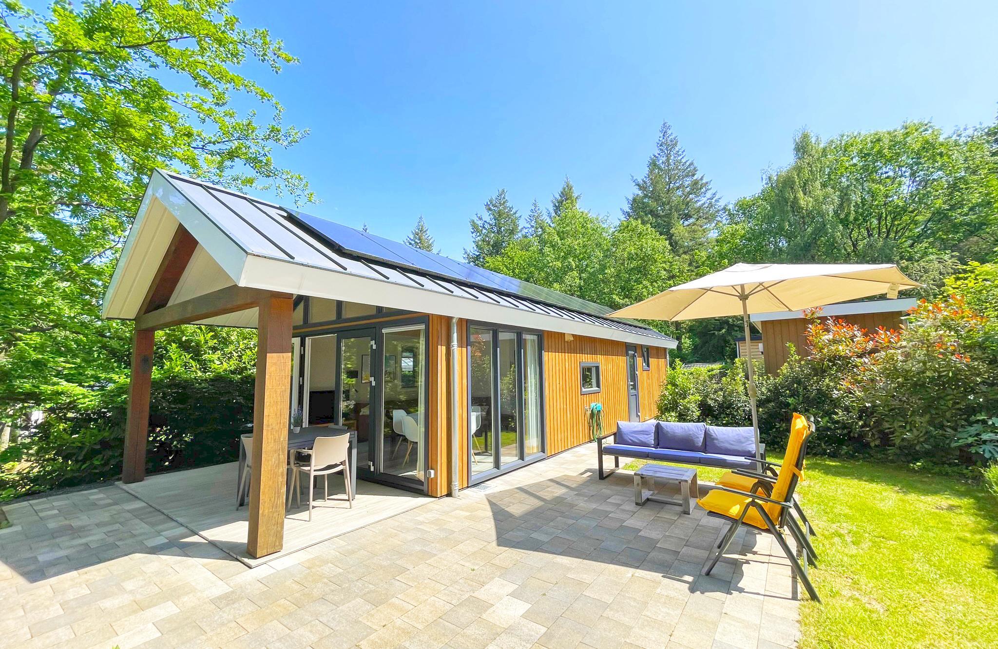 Eco Cottage für 4 Personen, umgeben von Natur, mit überdachter Veranda und großem Garten für ultimativen Komfort und Entspannung.