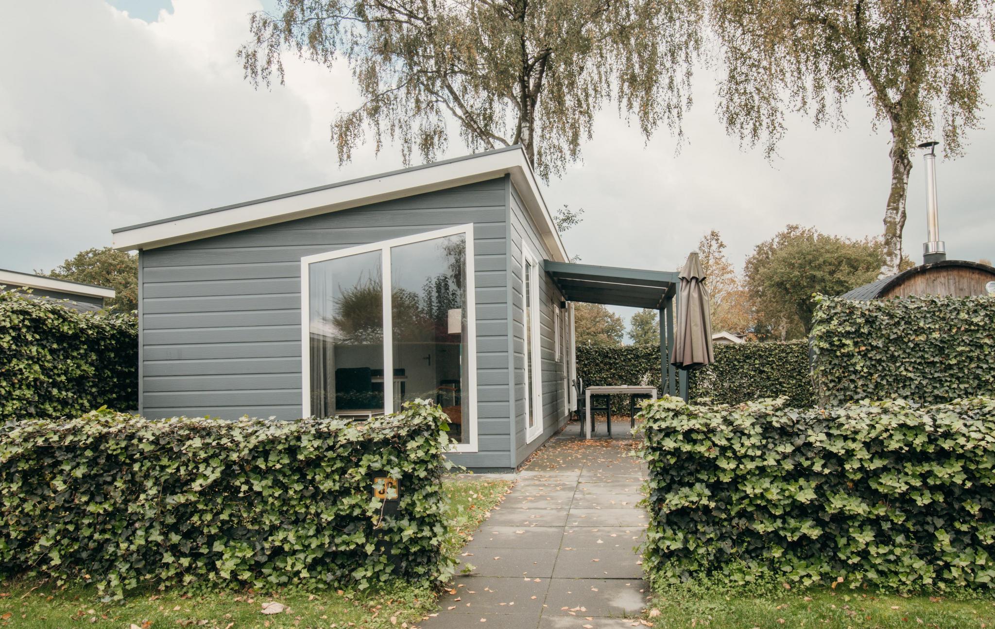 Ervaar het ultieme vakantiegevoel in de Veluwelodge XL met privé sauna voor 5 personen op Recreatiepark De Boshoek, midden in de natuur van de Veluwe.