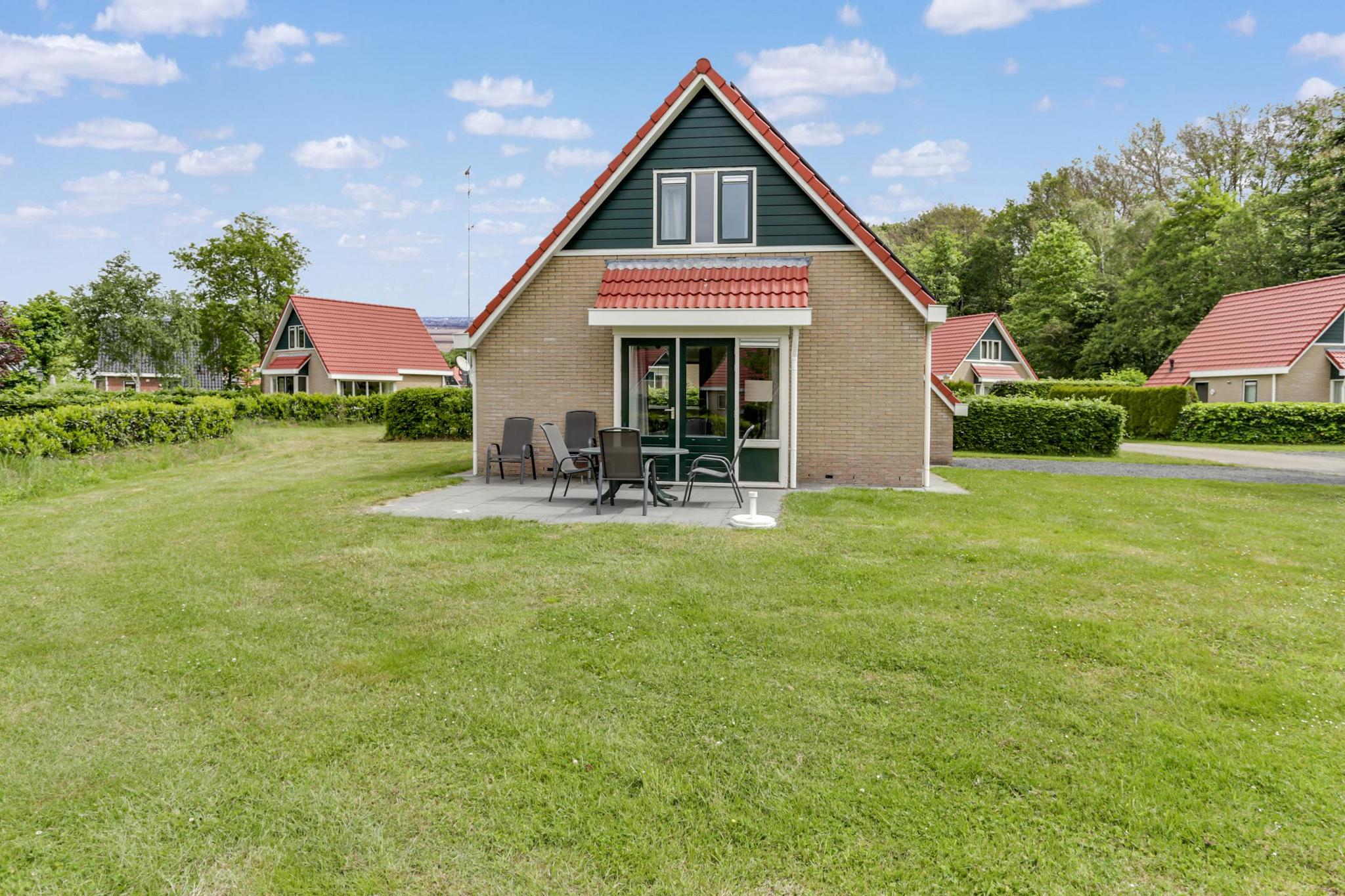 Bungalow De Grutto is geschikt voor 6 personen en heeft een terras op het zuiden zodat u de hele dag van de zon kunt genieten.