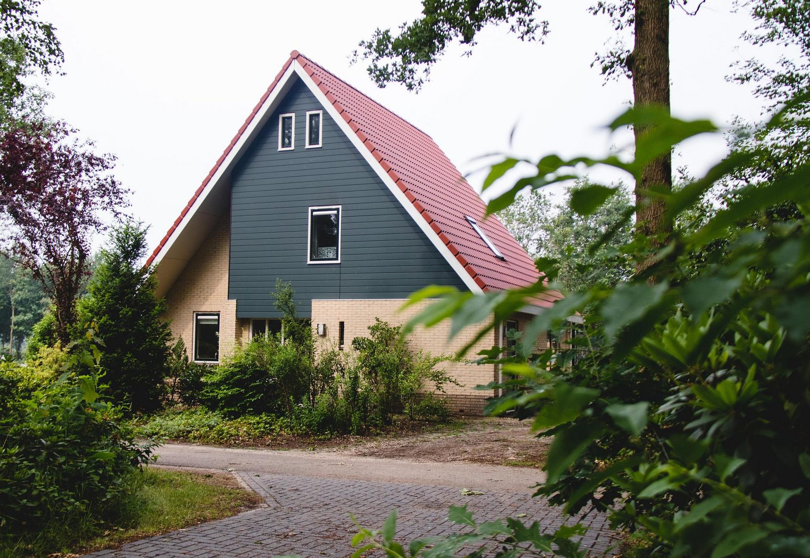 Voor op ons park ligt deze voormalige beheerderswoning. Deze zeer grote woning is ideaal voor een groepsvakantie met maximaal 14 personen.