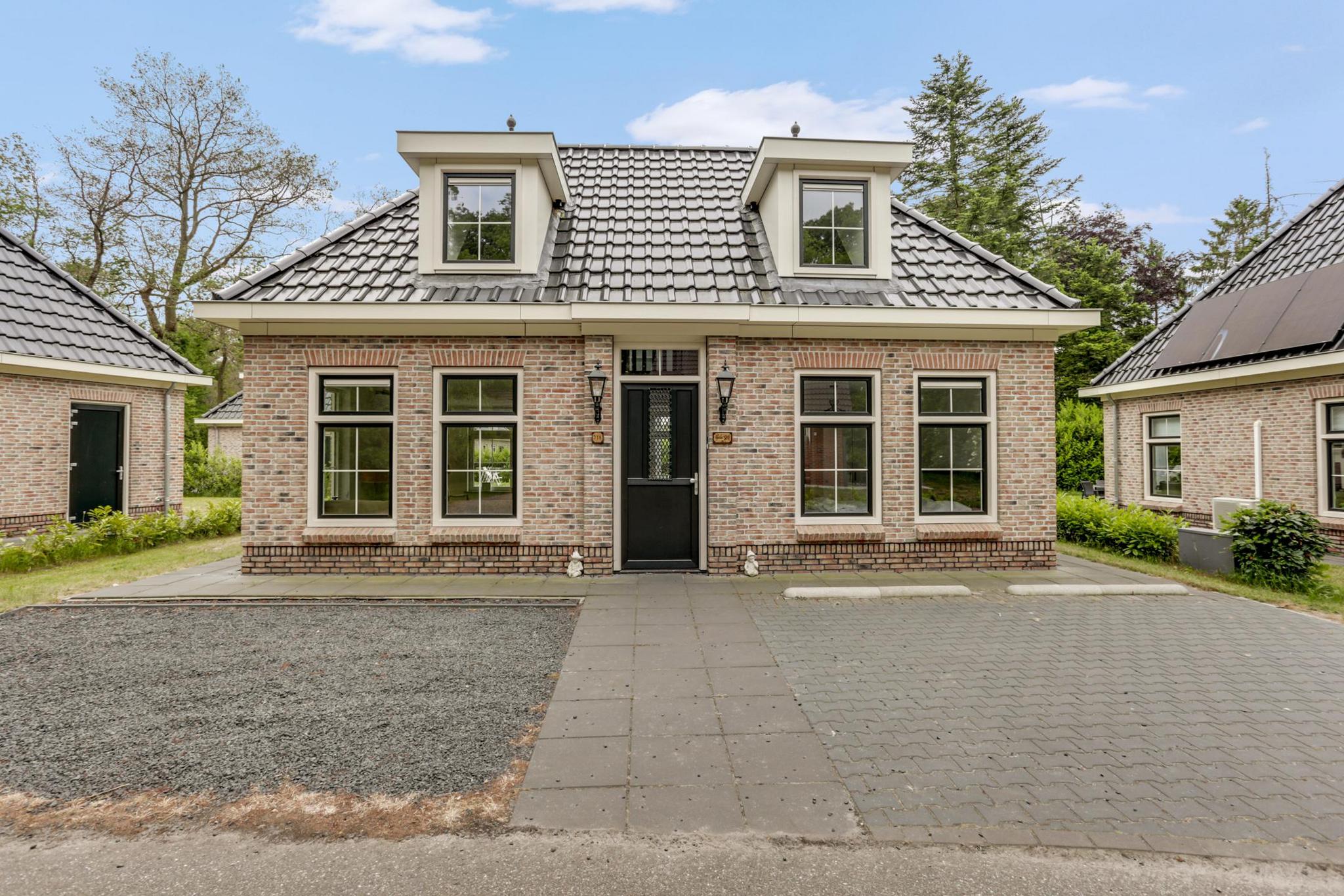 Deze notariswoning is een schitterende woning, ingericht volgens de karakteristieke indeling met een voordeur in het midden van de woning. Als u de ruime tuindeuren naar het terras openzet bent u hele..