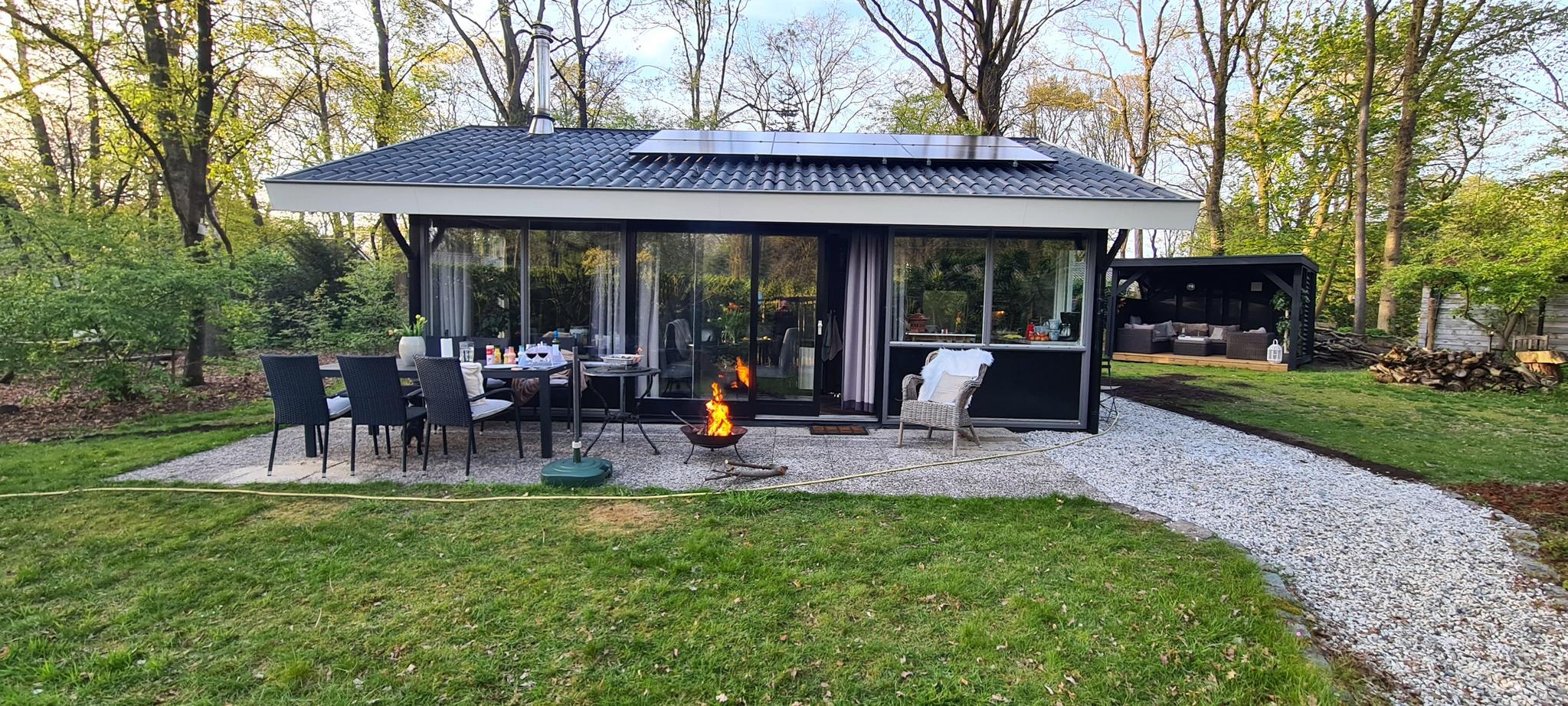 Bungalow De Bosduif is geschikt voor vier personen en zeer vrij en ruim gelegen. De luxe inrichting maakt uw verblijf extra comfortabel. De mooie glazen wand met tuindeuren brengt het buitenleven naar..