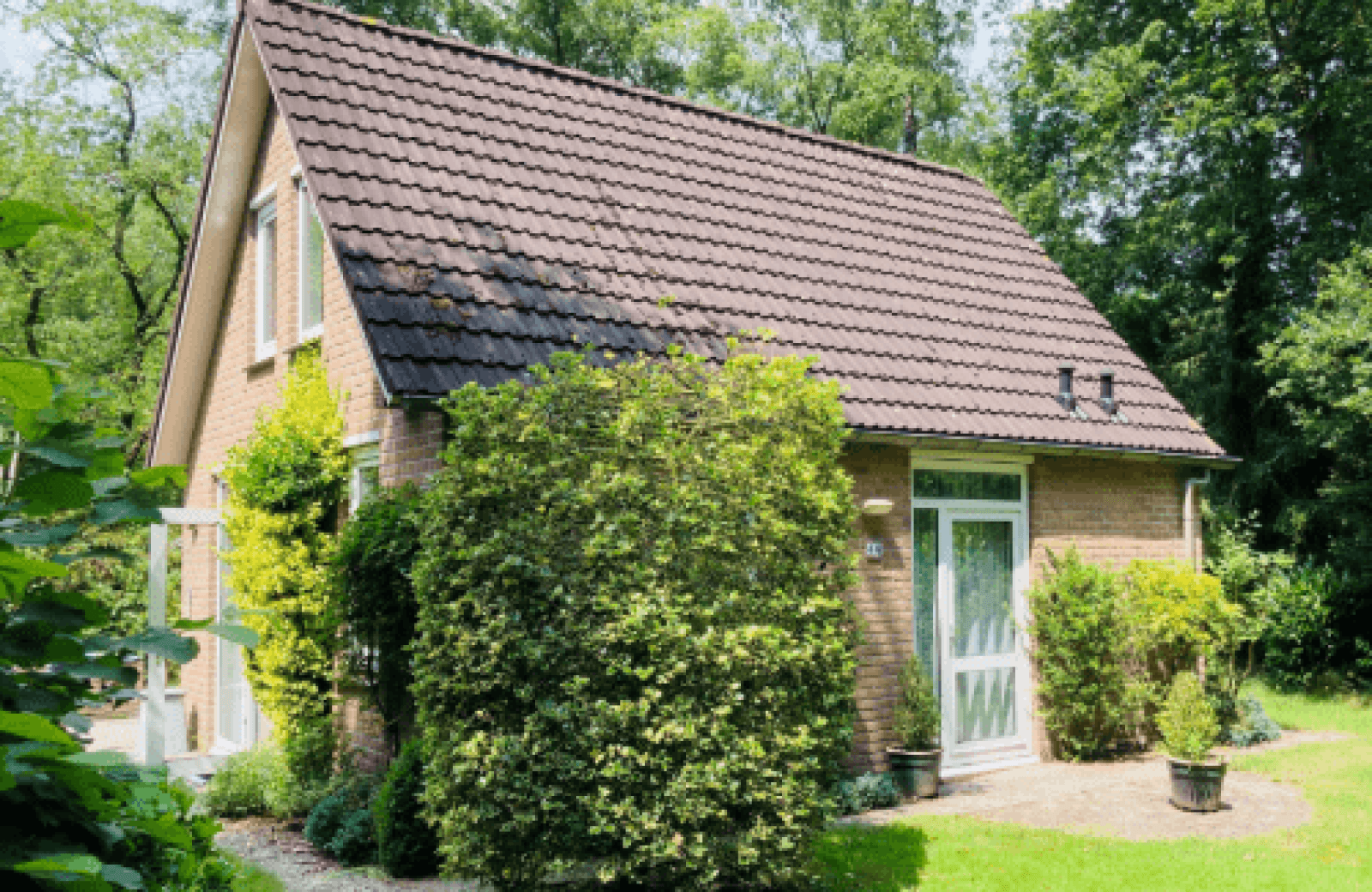 Bungalow Tortelduif is geschikt voor 4 personen met een ruime ligging. Deze vrijstaande bungalow heeft veel privacy door de groene omheining en bomen