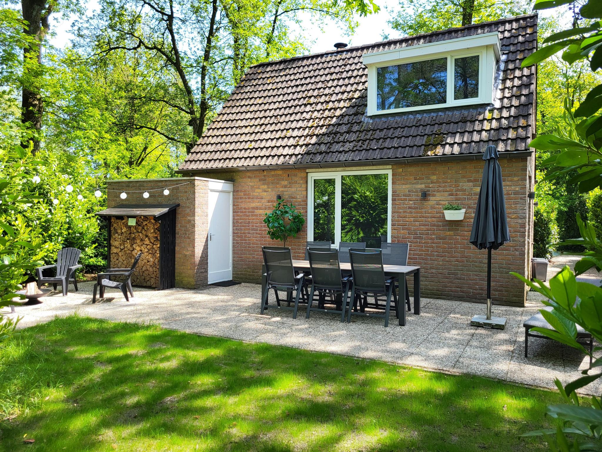 Deze vrijstaande bungalow voor 6 personen is compleet ingericht en biedt door de ruime ligging heel veel privacy.