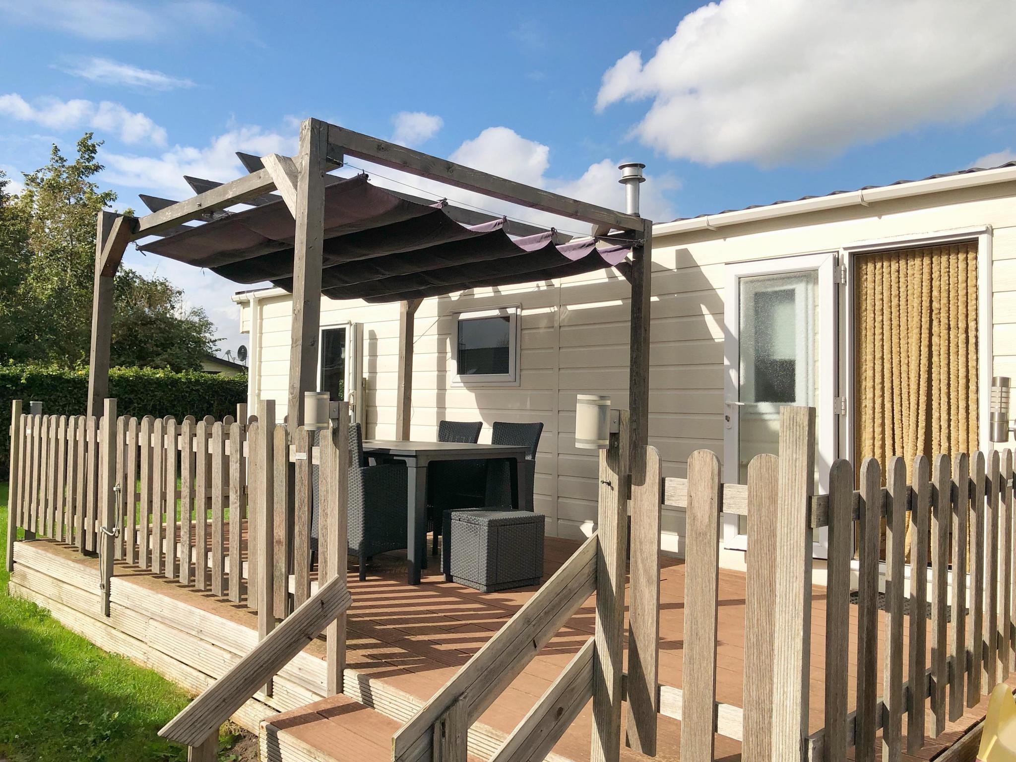 Het chalet ligt centraal op het park en heeft een grote tuin met heerlijk terras.