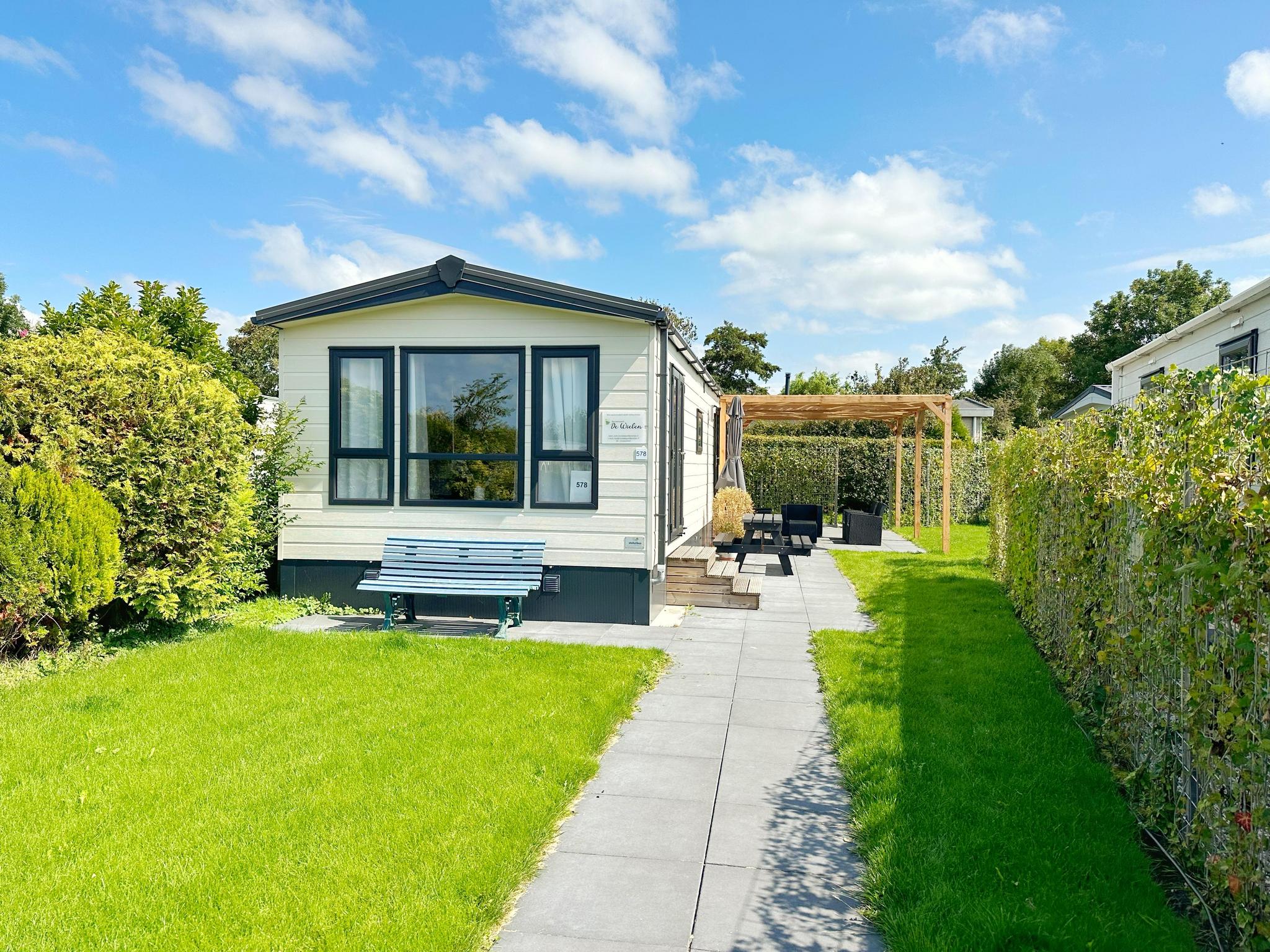 Een prachtig, splinternieuw chalet met terras op het zuiden, airco, CV en gratis WIFI.