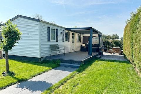 Dit te gekke compacte chalet heeft drie slaapkamers en heeft en overkapt terras. Het heeft een eigen doorgang naar de speeltuin. Het chalet is daardoor ideaal voor een gezin met (kleine) kinderen!
