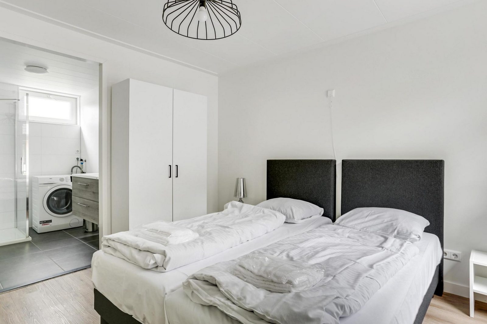 Deze notariswoning is een schitterende woning, ingericht volgens de karakteristieke indeling met een voordeur in het midden van de woning.