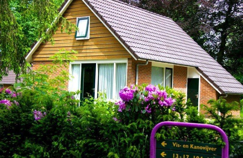 Een heerlijke basic bungalow omringd door groen. De woning is ingericht met een keuken, woongedeelte, badkamer en apart toilet op de begane grond.