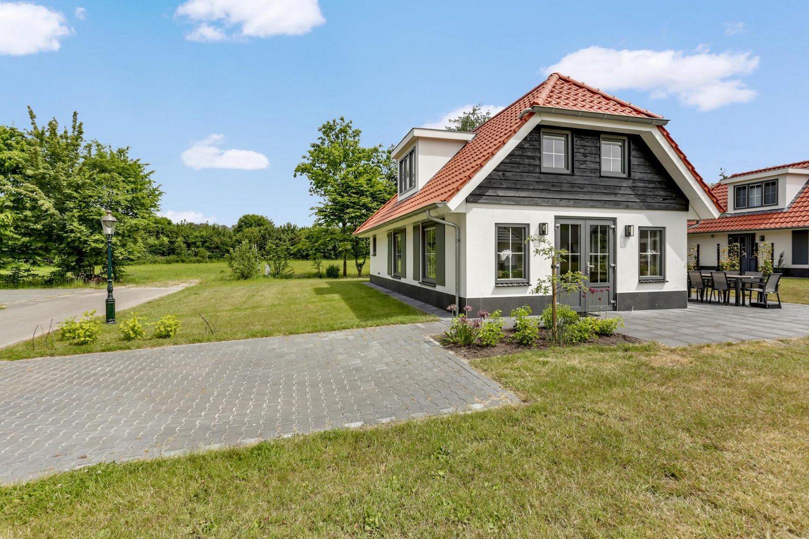De Kievit is een luxe vakantiewoning. De landelijke uitstraling en moderne inrichting nodigen uit tot een fijne vakantie.