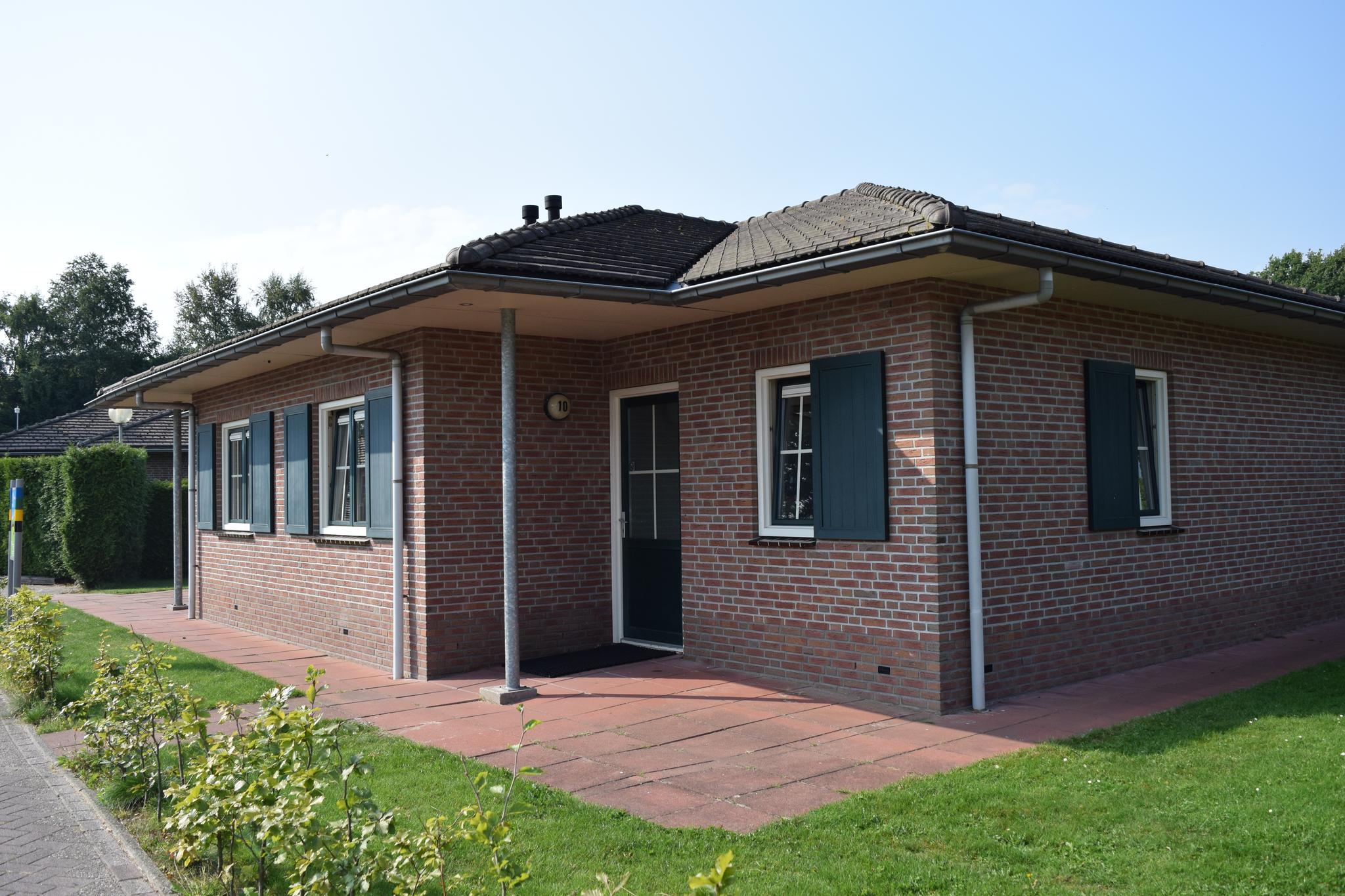 Gemütlicher 6-Personen-Bungalow auf der Veluwe mit Garten, moderner Küche und autofreiem Aufenthalt im Recreatiepark De Boshoek. Natur pur!