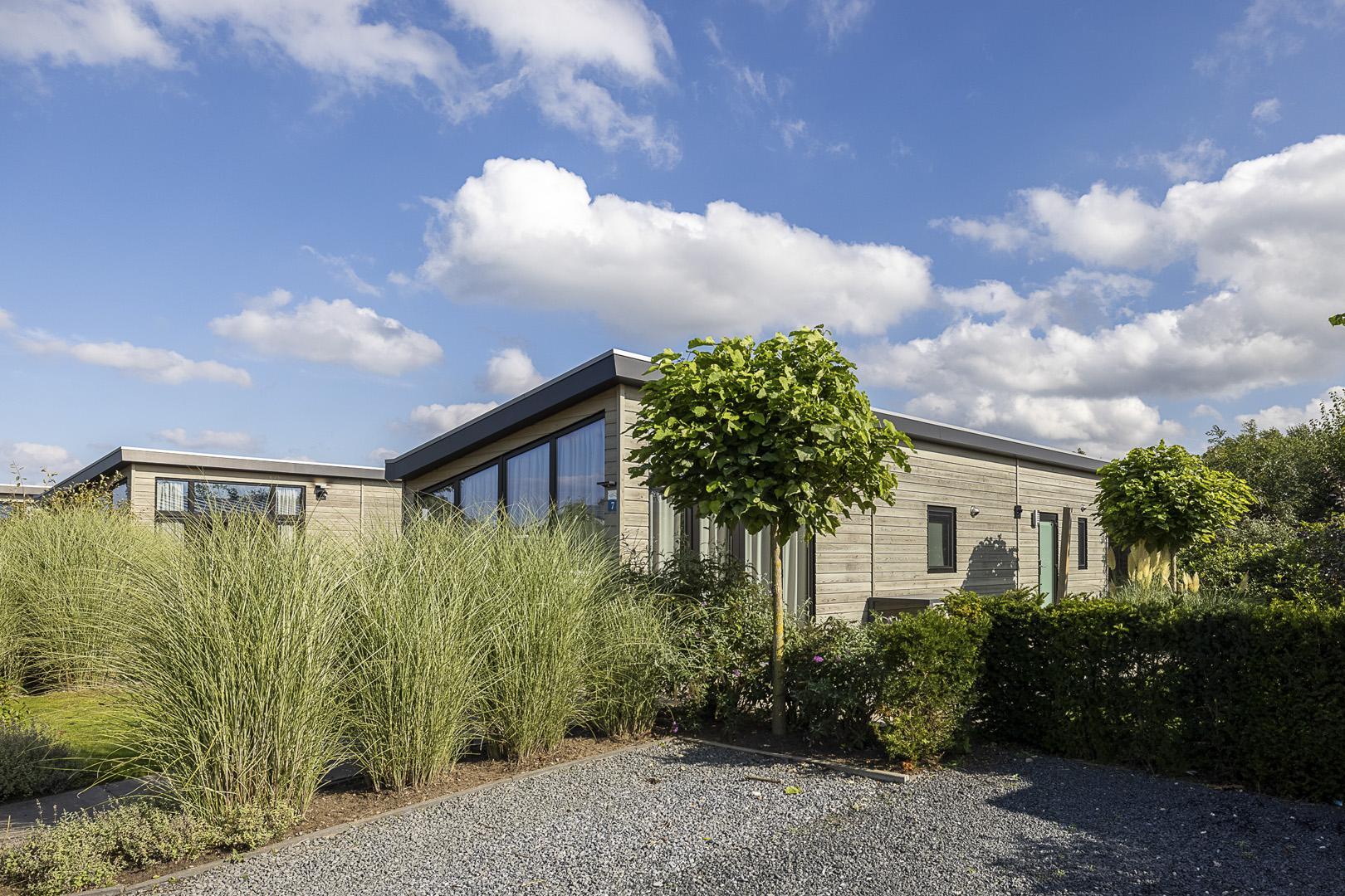 Zeer moderne accommodatie met veel lichtval op een ruime kavel met airco en een sfeerhaard!