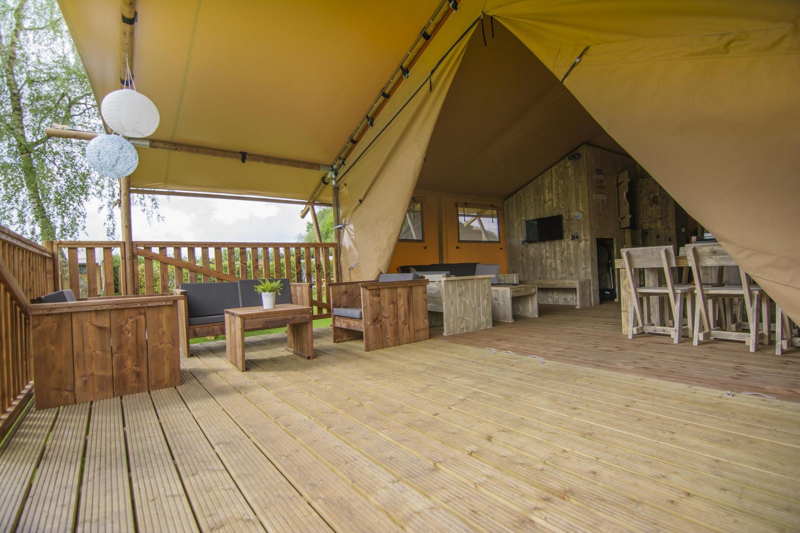 8-Person Woud-Lodge