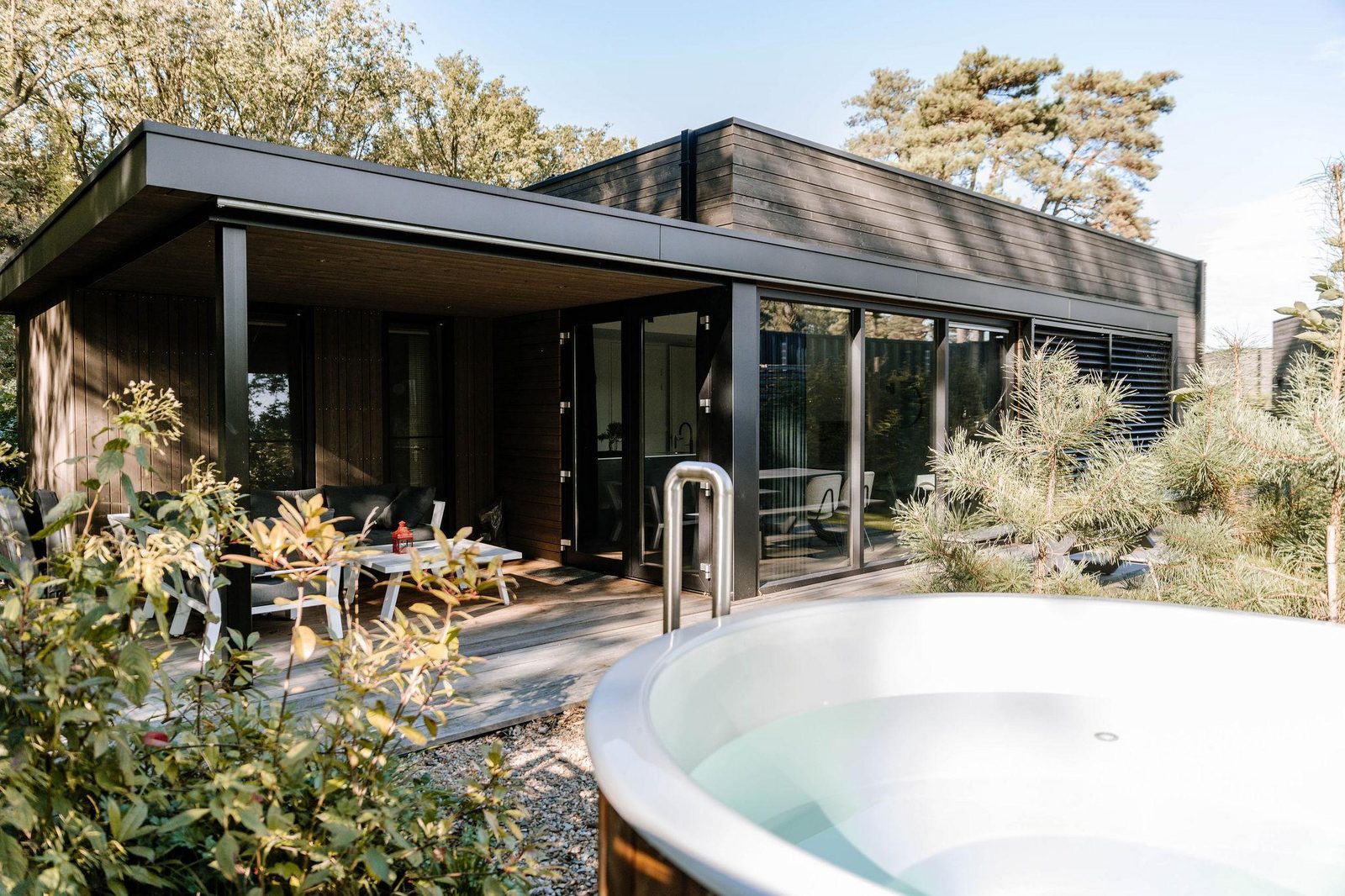 Luxus Lodge mit Hot Tub am Wasser