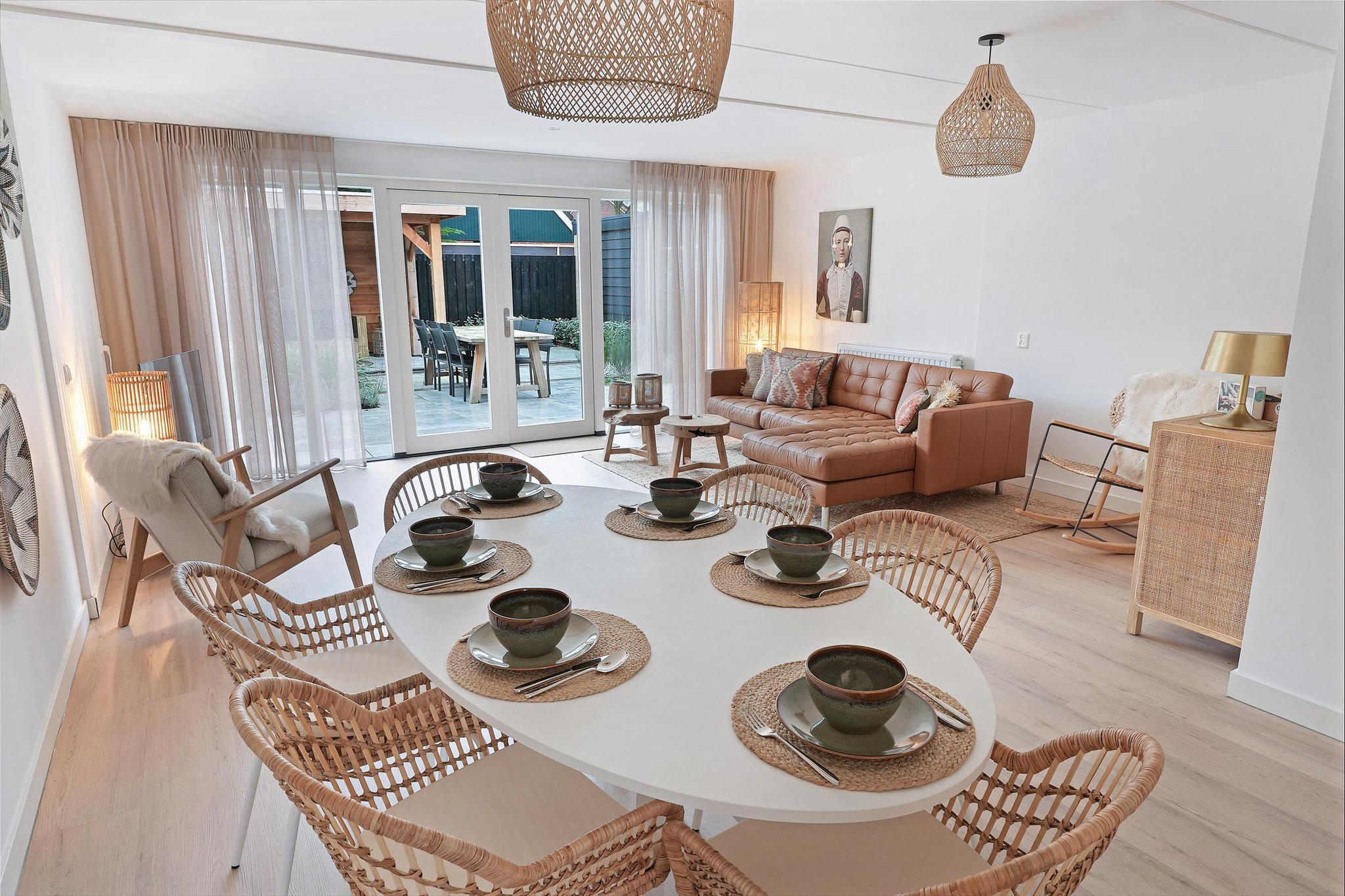 Das Ferienhaus befindet sich in einer Sackgasse im wunderschönen, ruhigen und baumreichen Park Jonkerstee mit ein geräumige Überdachung mit einer Loungebank.