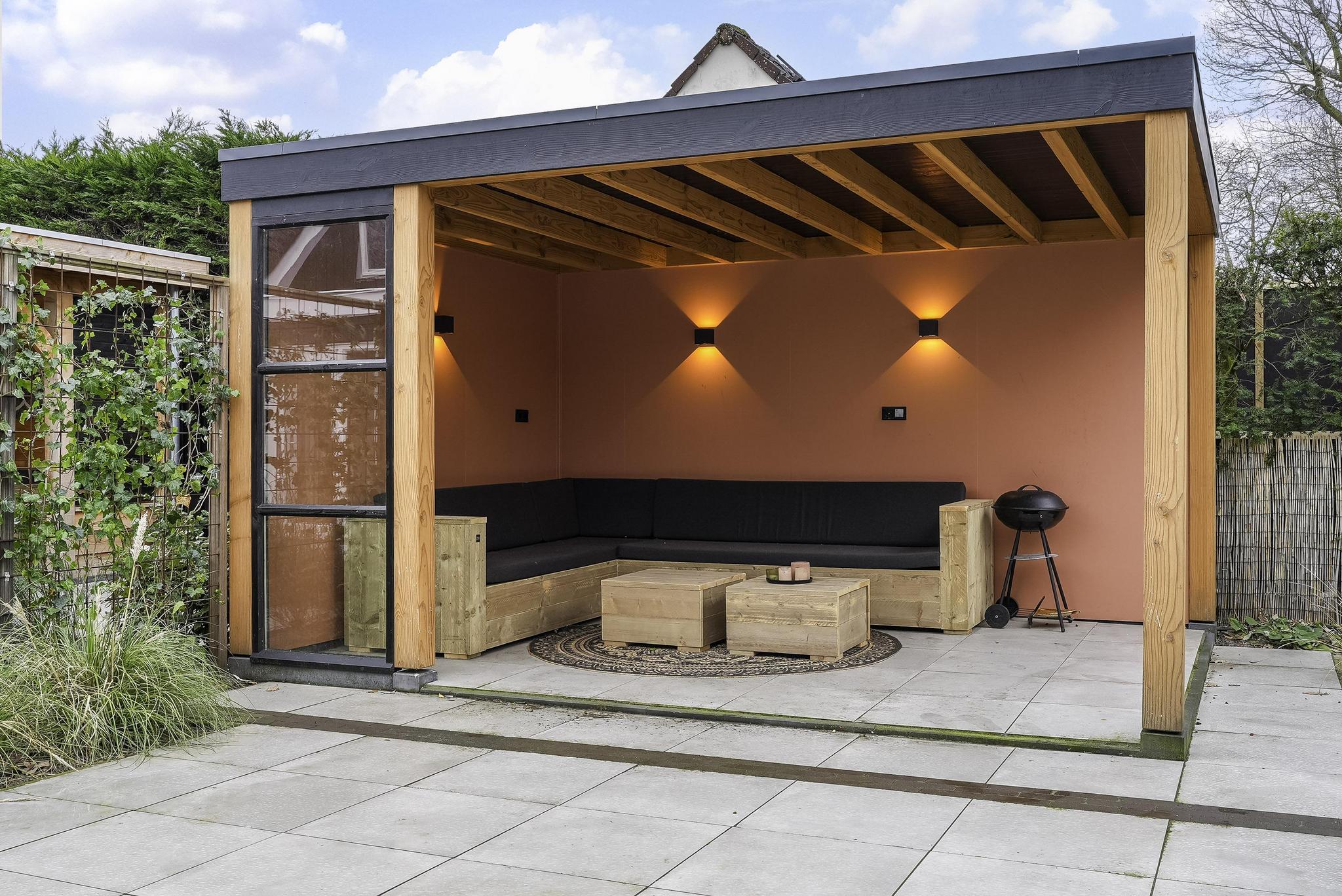Vakantiewoning met lichte "beach" inrichting met tuin en terras en luxe overkapping in de tuin.