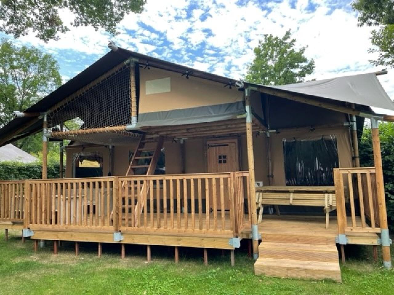 De Ranger Lodge biedt een luxe glampingervaring voor 8 personen op Veluwepark Bosgraaf, compleet met moderne voorzieningen.