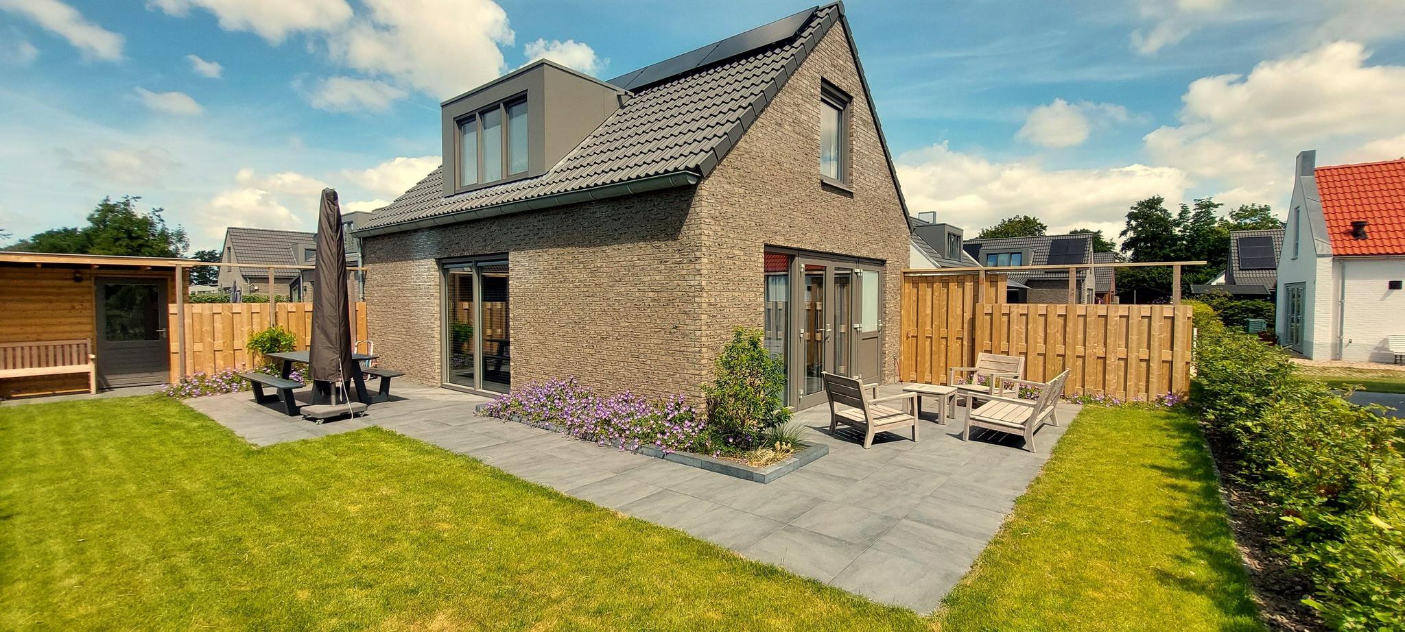 Kindvriendelijk, maar vooral luxe vakantiewoning nabij zee en duinen. De woning is van alle gemakken voorzien.