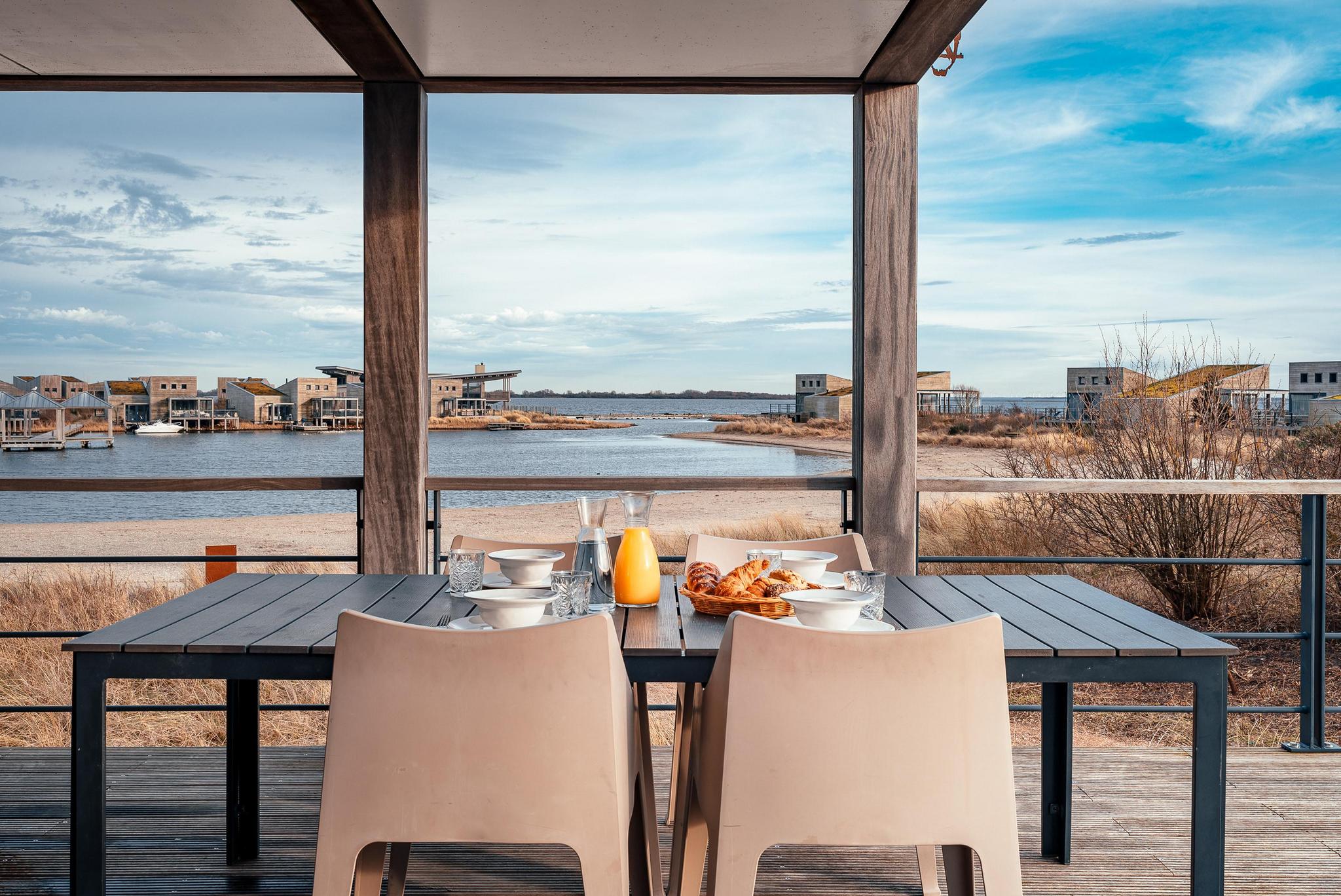 Die 6-Personen Deluxe Villa verfügt über ein komfortables und geschmackvoll eingerichtetes Interieur, Blick über das Wasser, ideal mit Hunden und Kindern.