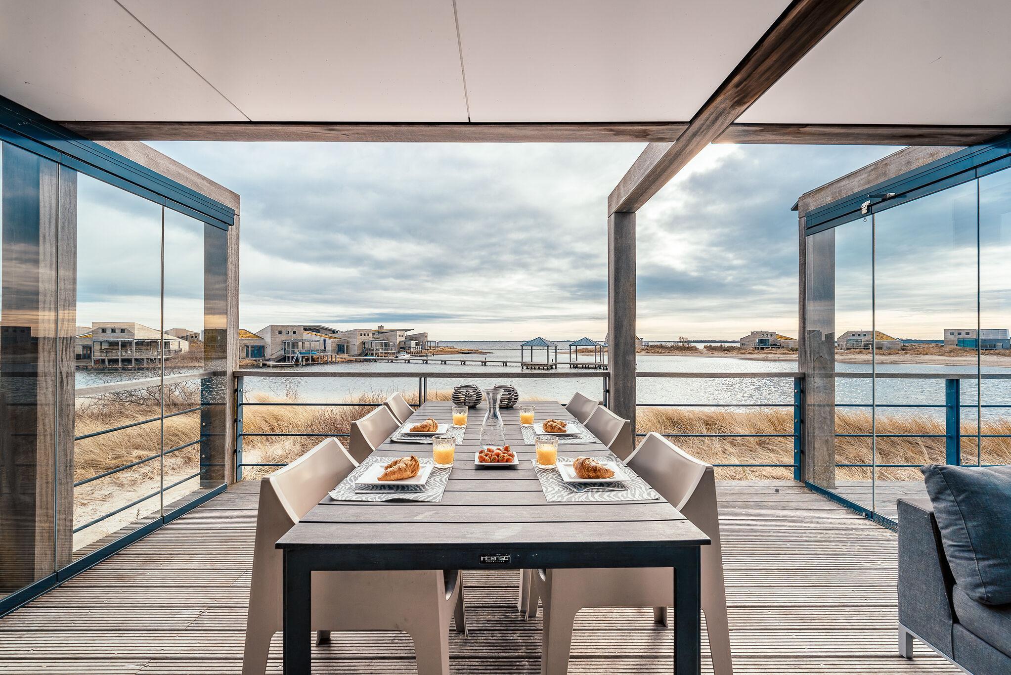 De 6 persoons Villa Deluxe beschikt over een luxe en comfortabel ingericht interieur, terras met uitzicht over het water, perfect met kinderen.