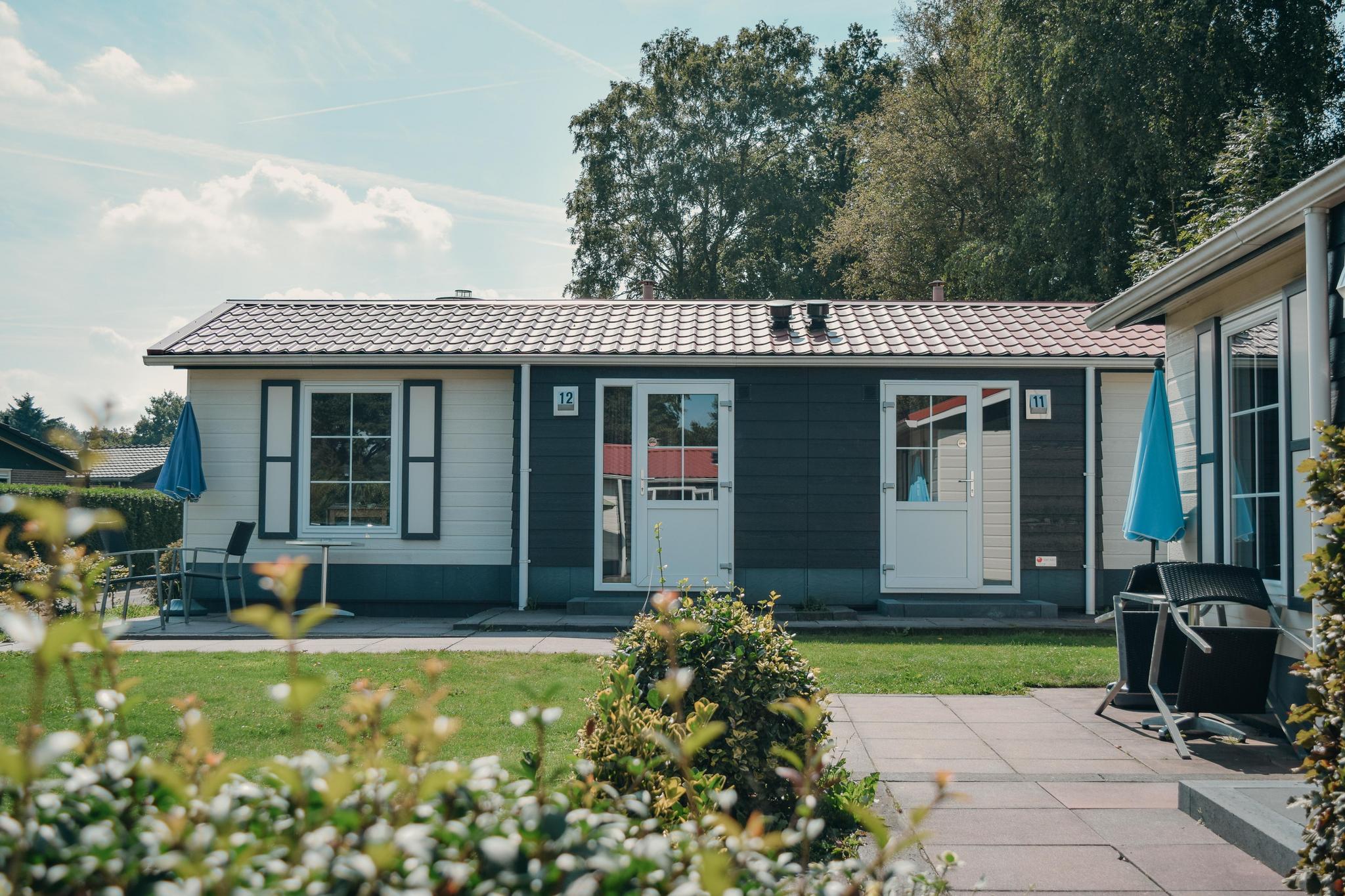 Verblijf in een luxe 2-persoons hotelchalet op de Veluwe, met comfortabele voorzieningen, gratis WiFi en de mogelijkheid om een heerlijk ontbijt bij te boeken.