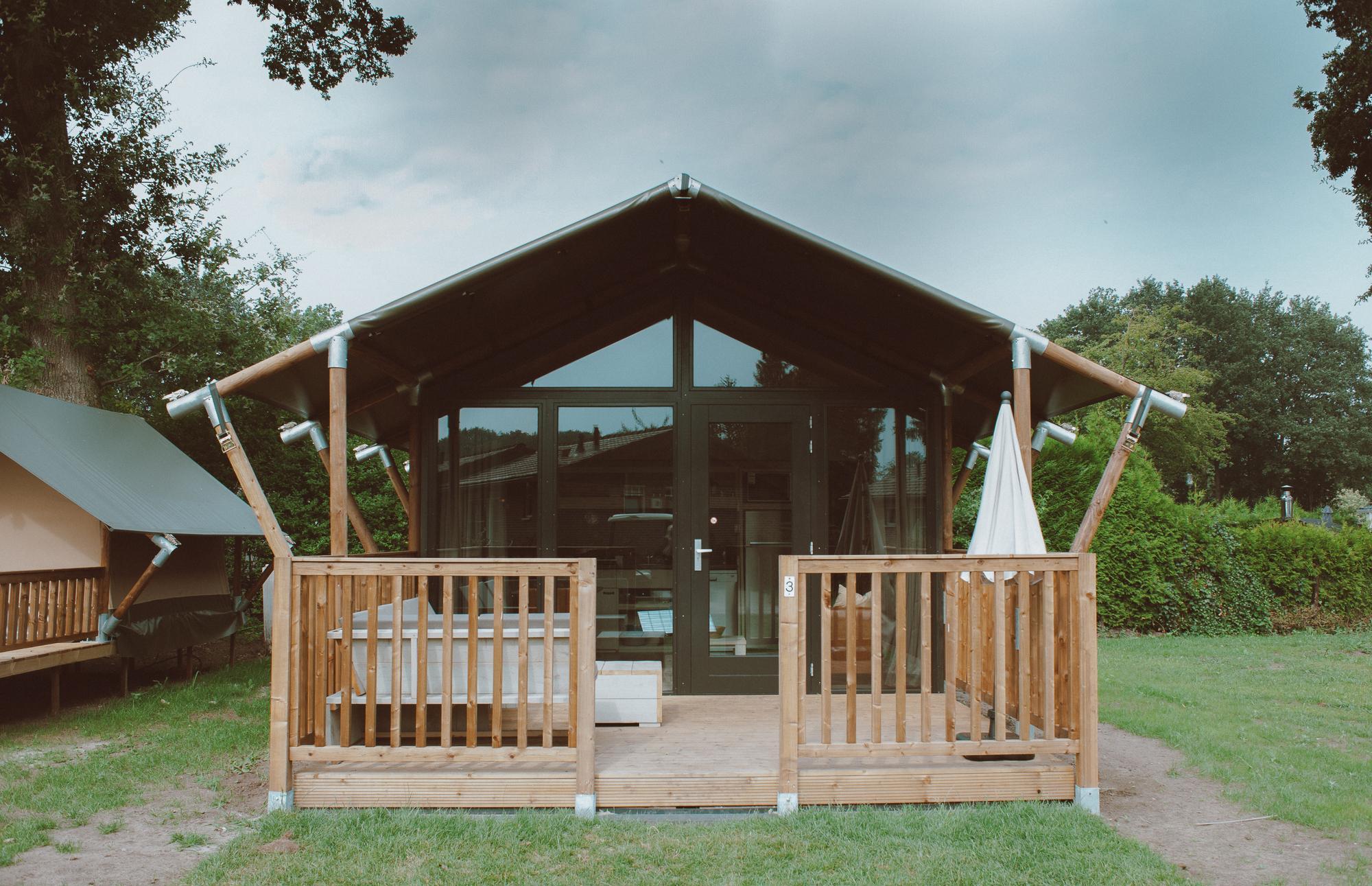 Erleben Sie einen einzigartigen Urlaub im Tiny Safari House auf De Boshoek: Komfort in der Natur für 4 Personen mit luxuriösen Annehmlichkeiten und zentraler Lage in der Veluw