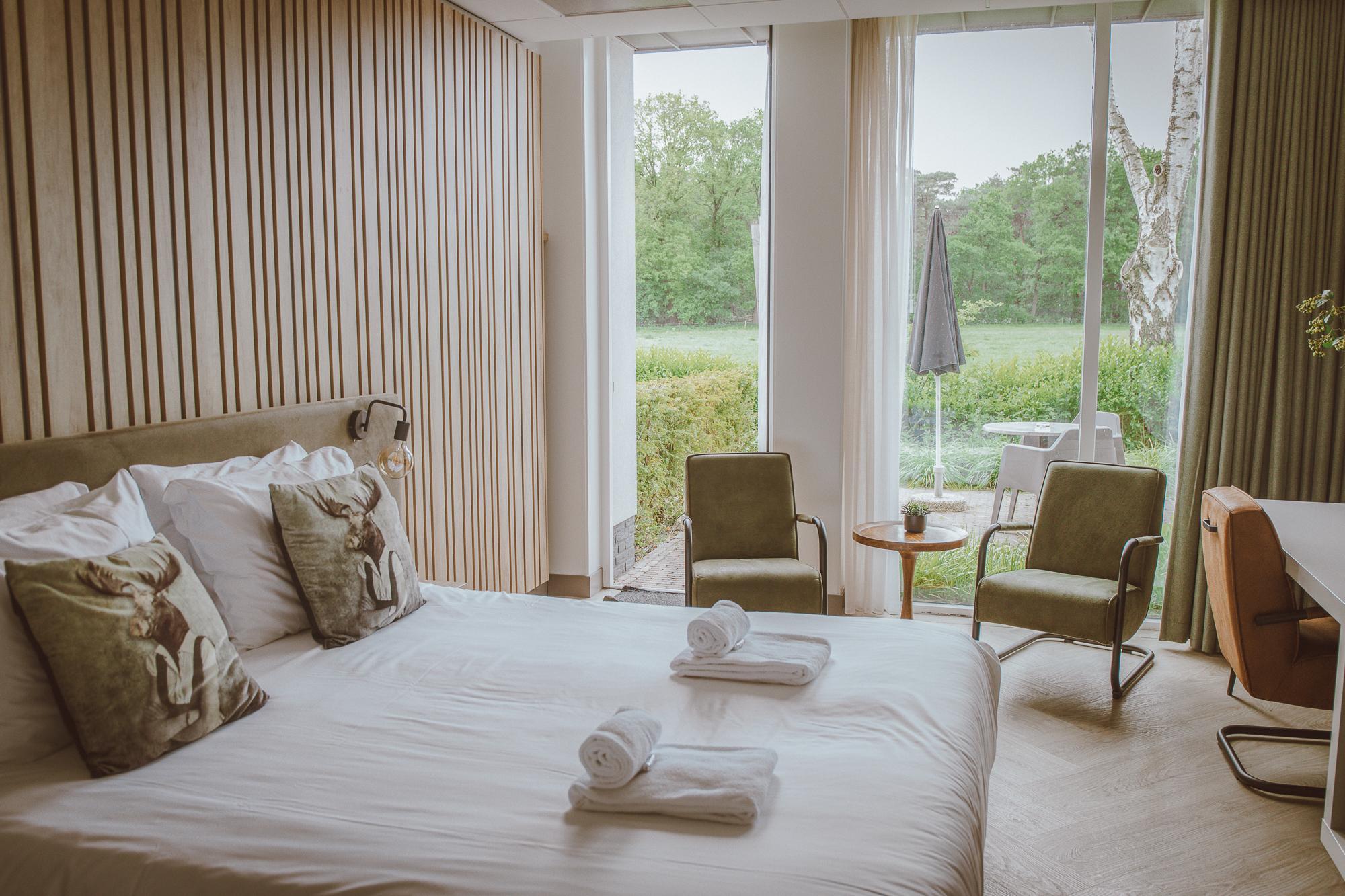 Luxe hotelkamer voor 2 personen op Recreatiepark De Boshoek, met airco, terras en prachtig uitzicht, gelegen in de natuur van de Veluwe.