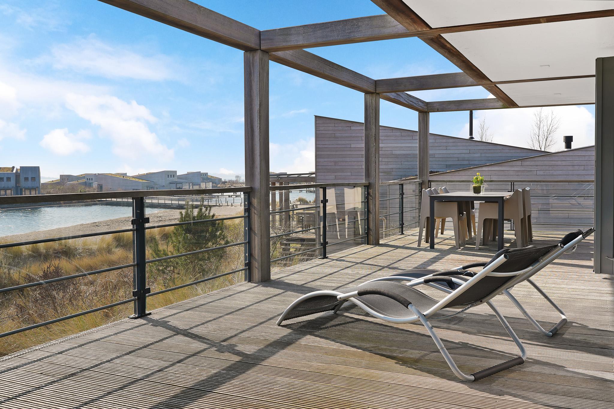 Die Villa Super VIP (4P) verfügt über eine luxuriöse und komfortable Innenausstattung, Terrasse mit Blick auf das Wasser, ideal für Kinder.