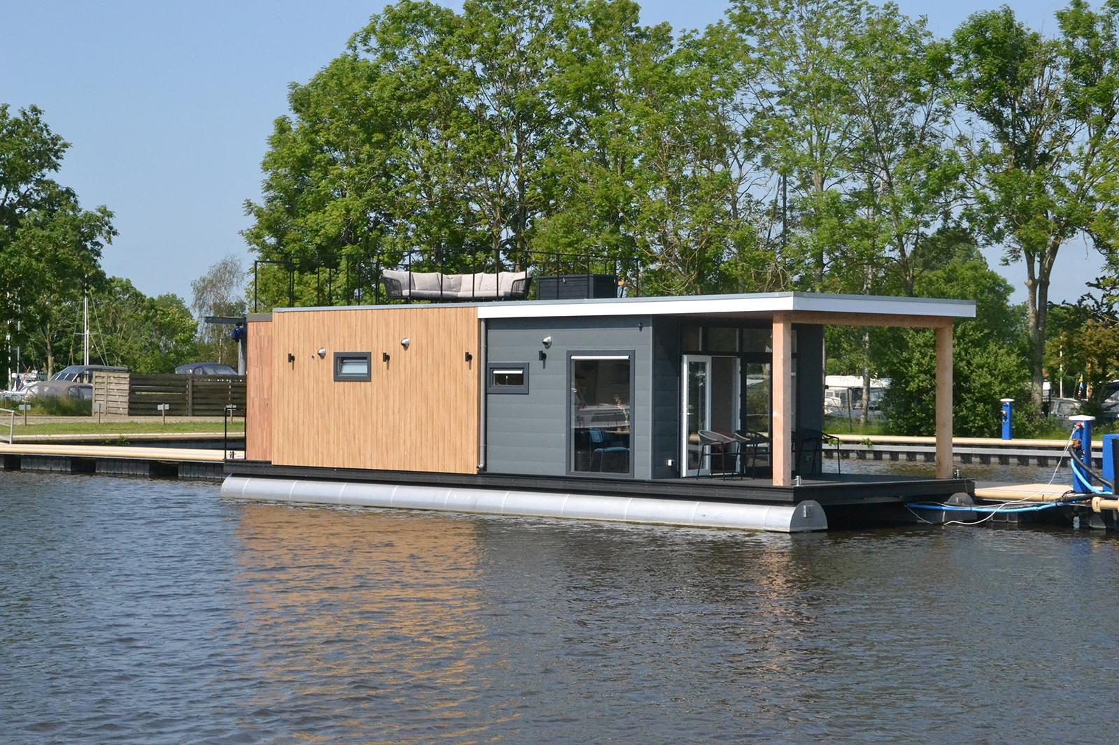 Houseboat 'RiggelBrug Sneekermeer' - Paviljoenwei 4-25 | Sneek (Offingawier)