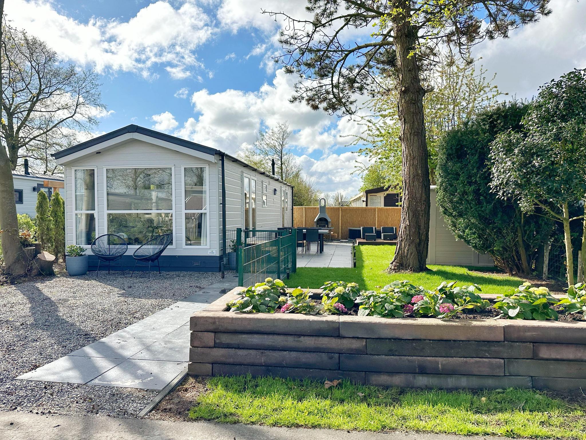 Prachtig chalet met heerlijk omheide tuin en BBQ om bij te komen na een dag op het strand met uw hond.