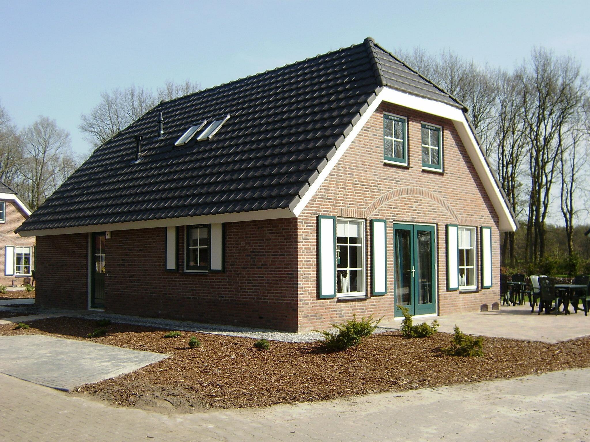 Ruime bungalow met open keuken, terras, 6 slaapkamers en 2 badkamers.