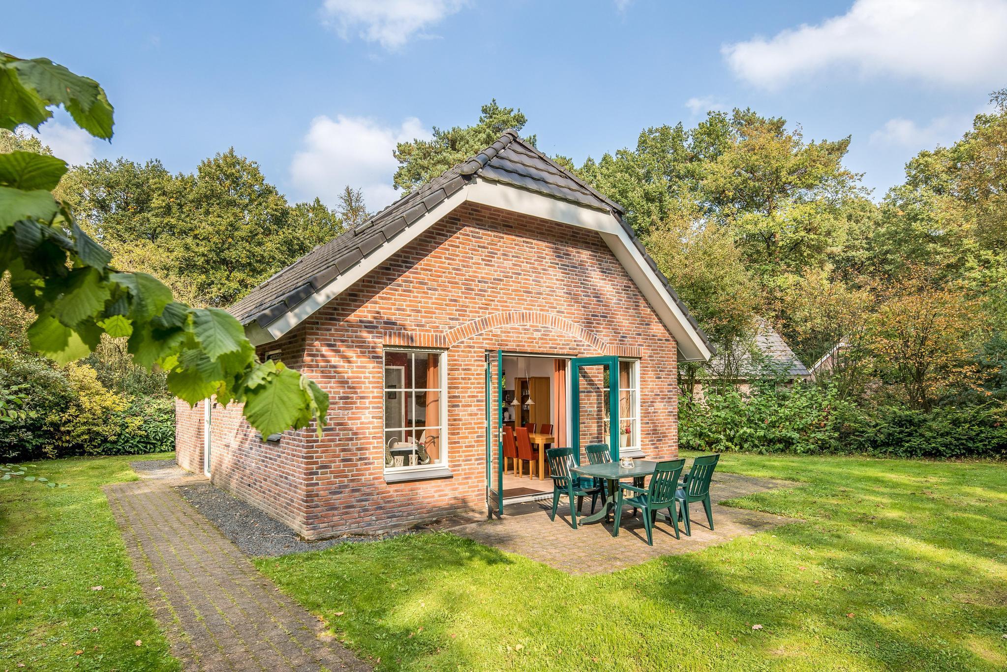 Vrijstaande 6-persoons bungalow in Drenthe, perfect voor families.