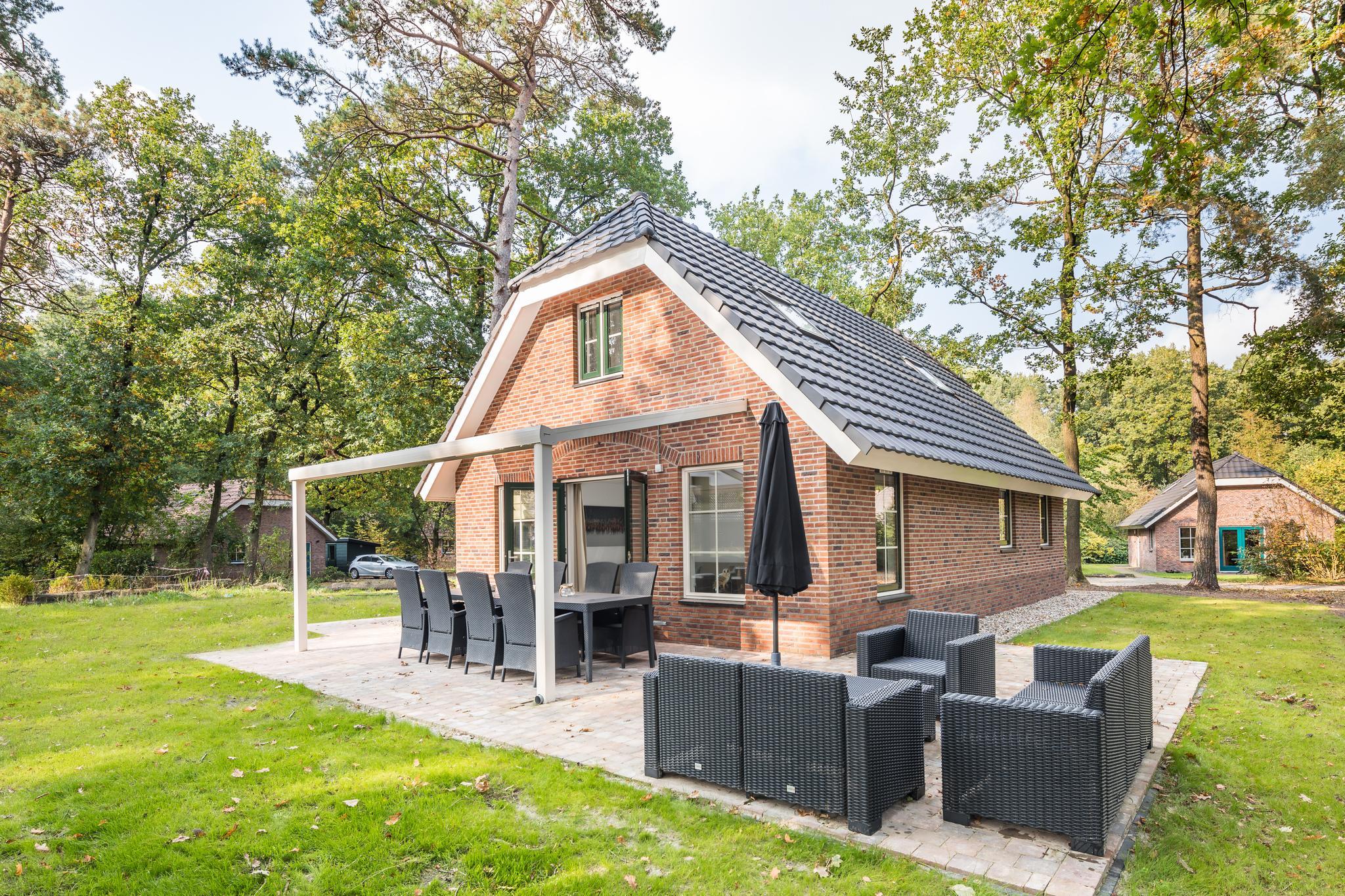 Freistehende Wellness-Bungalow mit Sauna, Whirlpool und Sunshower.
