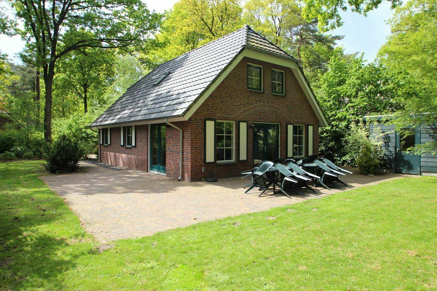 Luxe bungalow met privé sauna, 5 slaapkamers, 2 badkamers en ruim terras.