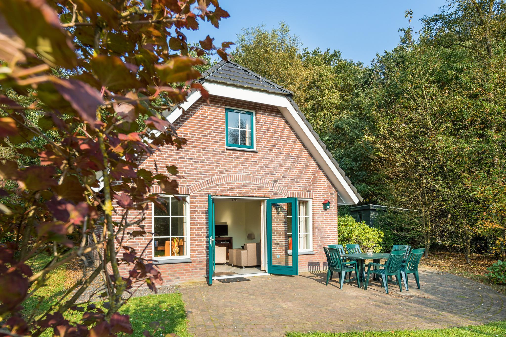 Luxuriöses Bungalow mit offener Küche, großzügiger Terrasse, 3 Schlafzimmern, 2 Bädern und optionaler Sauna.