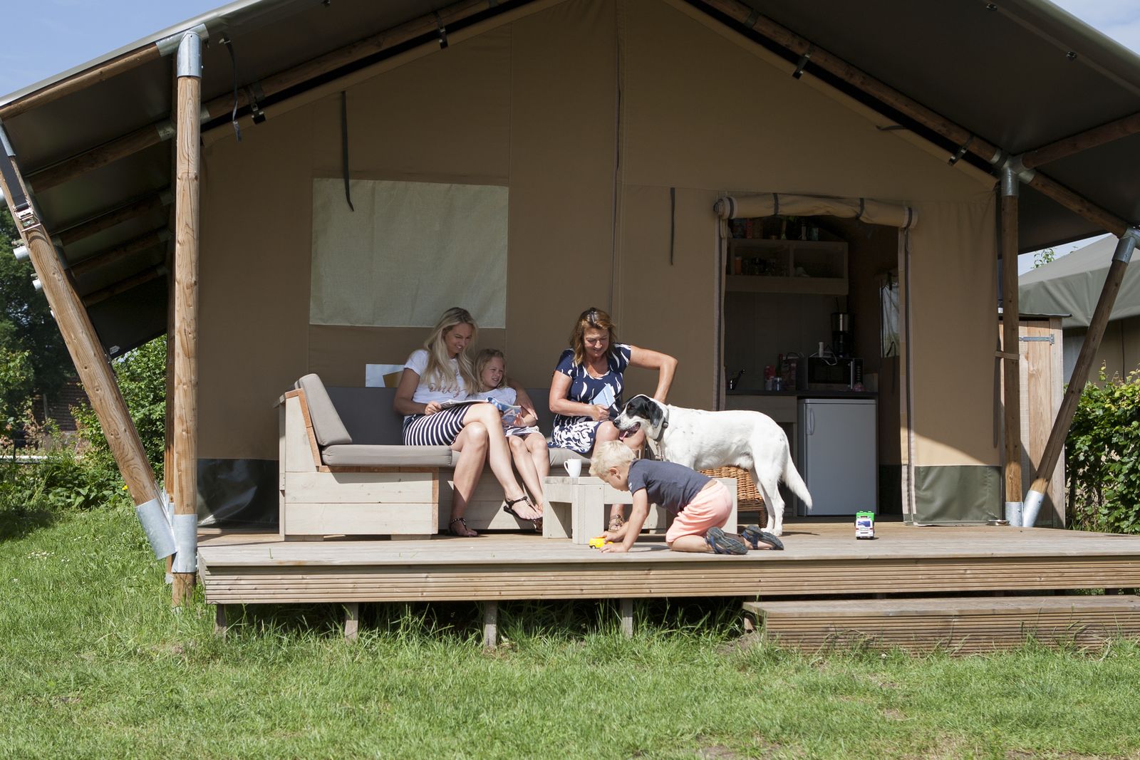 Geniet van luxe kamperen in een safaritent voor 6 personen op Recreatiepark De Boshoek, gelegen op de Veluwe, met luxe voorzieningen en natuur dichtbij.