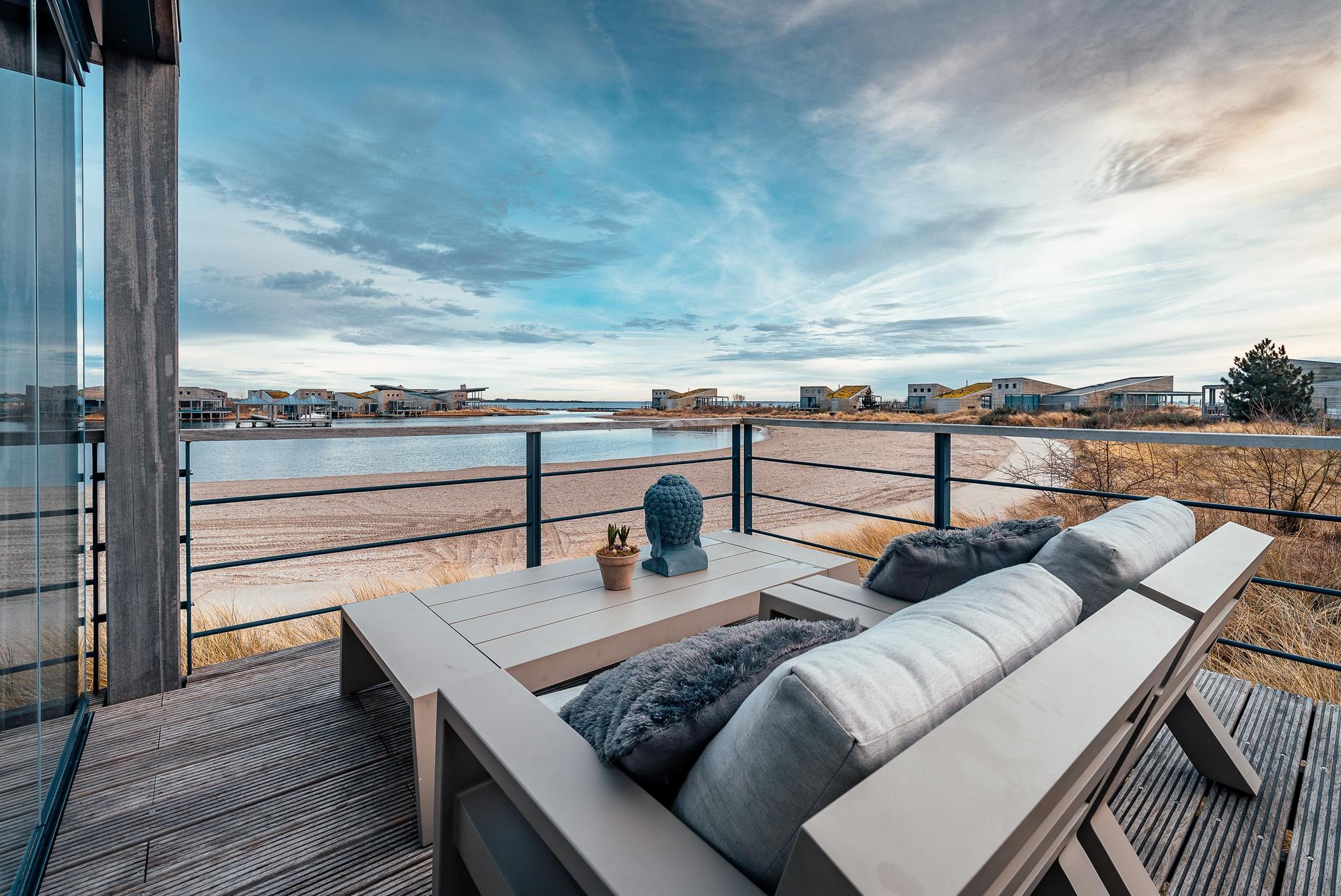 Die Villa Super VIP (4P) verfügt über eine luxuriöse und komfortable Innenausstattung, mehrere Terrassen mit Wintergarten und Blick auf das Wasser, ideal für Hunde und Kinder.