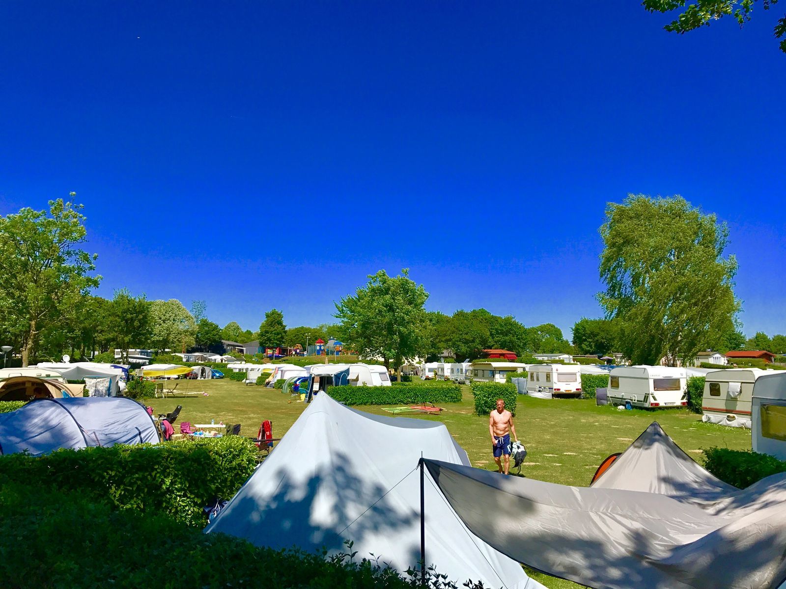 Camping-Stellplatz auf dem Feld am inneren Ring