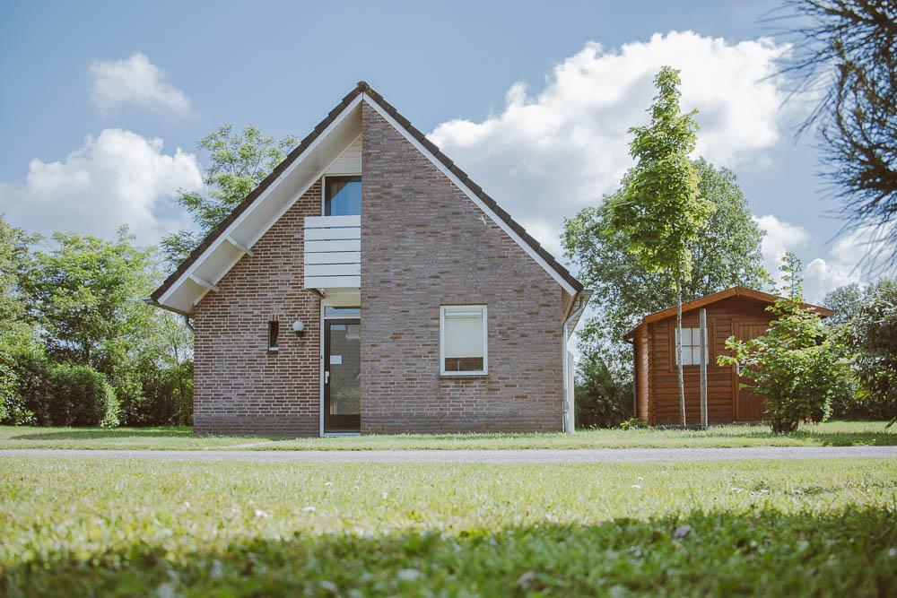 Verblijf in Bungalow Schipbeek voor 6 personen op Vakantiepark de Sallandshoeve en geniet van comfort en gemak in een bosrijke omgeving in Overijssel.